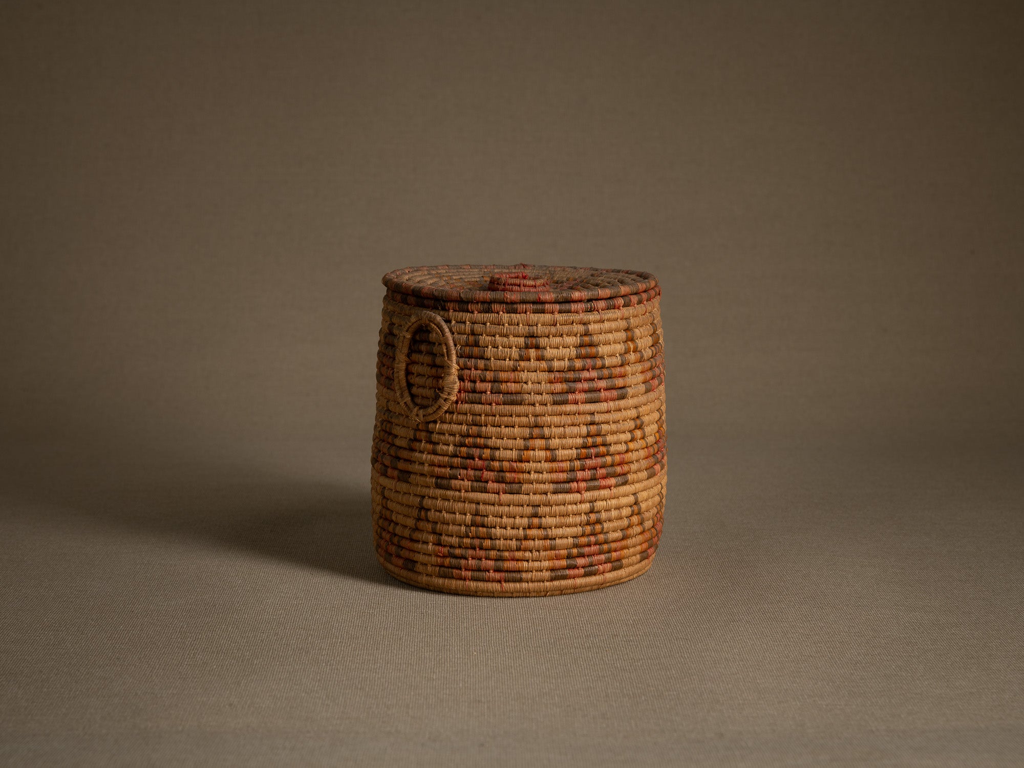 Boîte à friandises "'Ilbat halawa" en vannerie de palmier, Soudan (Dernier quart du XXe siècle).."Ilbat halawa" candy box in palm wickerwork, Darfur, Sudan (last quarter of the 20th century)
