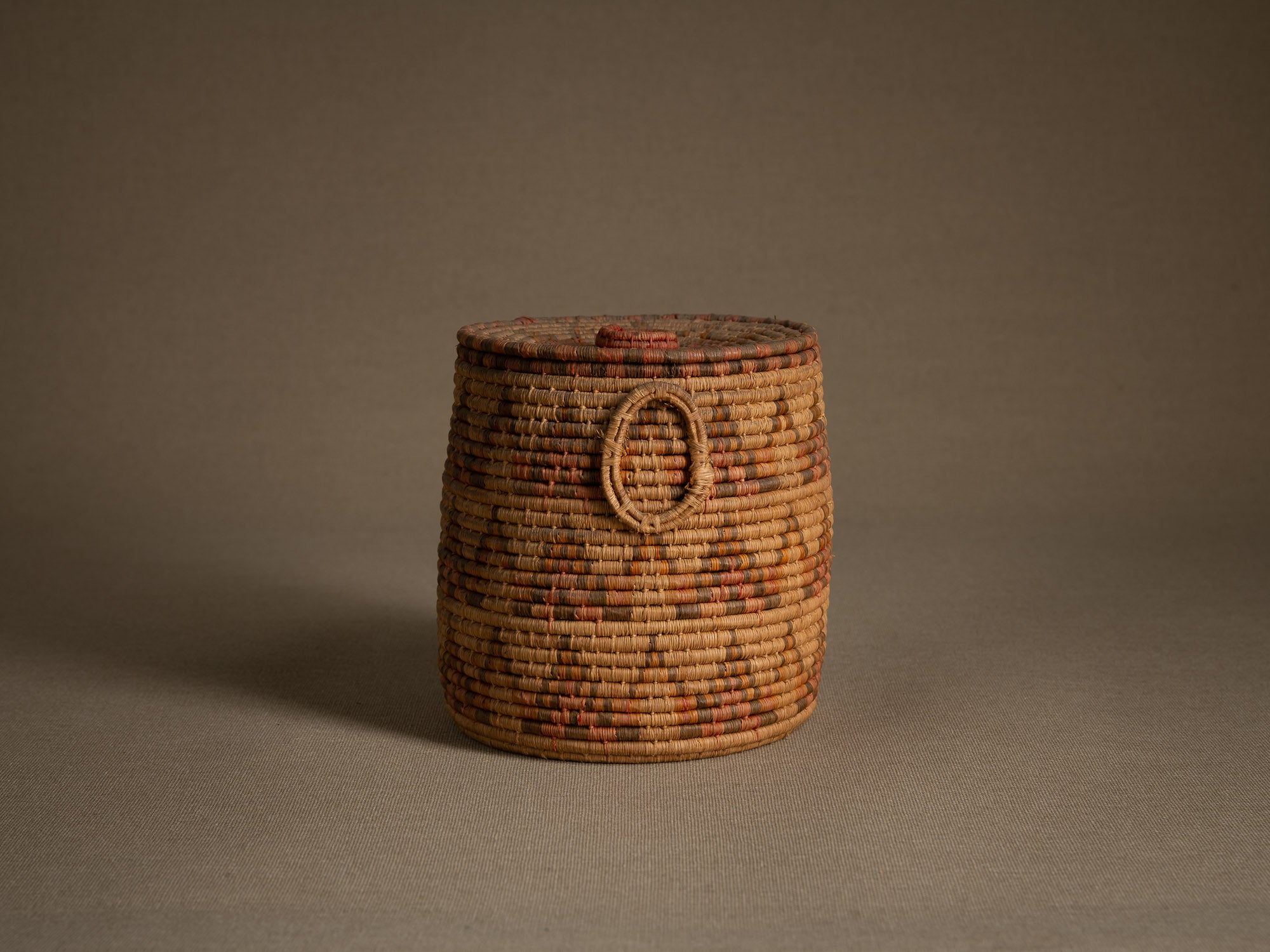 Boîte à friandises "'Ilbat halawa" en vannerie de palmier, Soudan (Dernier quart du XXe siècle).."Ilbat halawa" candy box in palm wickerwork, Darfur, Sudan (last quarter of the 20th century)