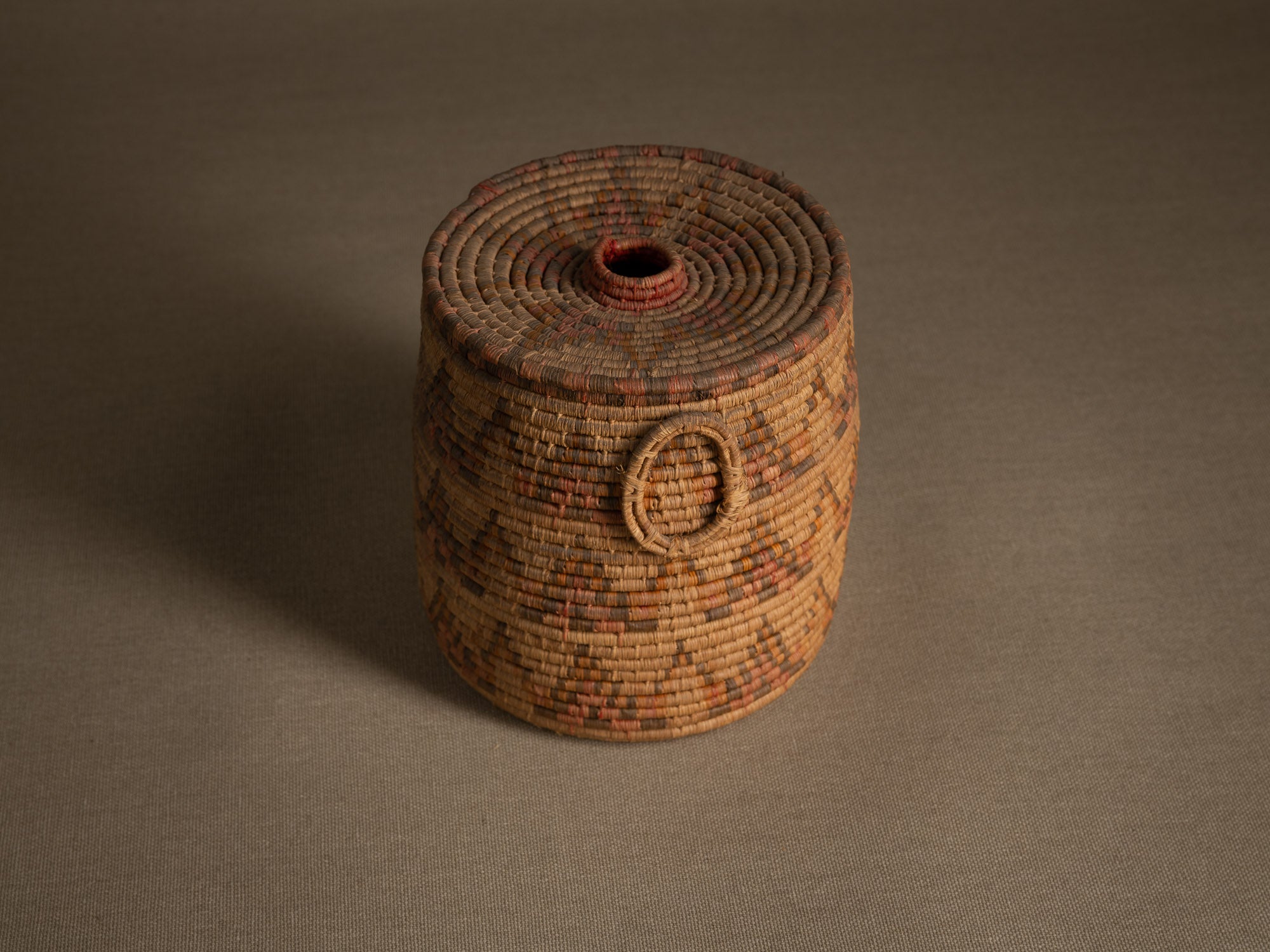 Boîte à friandises "'Ilbat halawa" en vannerie de palmier, Soudan (Dernier quart du XXe siècle).."Ilbat halawa" candy box in palm wickerwork, Darfur, Sudan (last quarter of the 20th century)