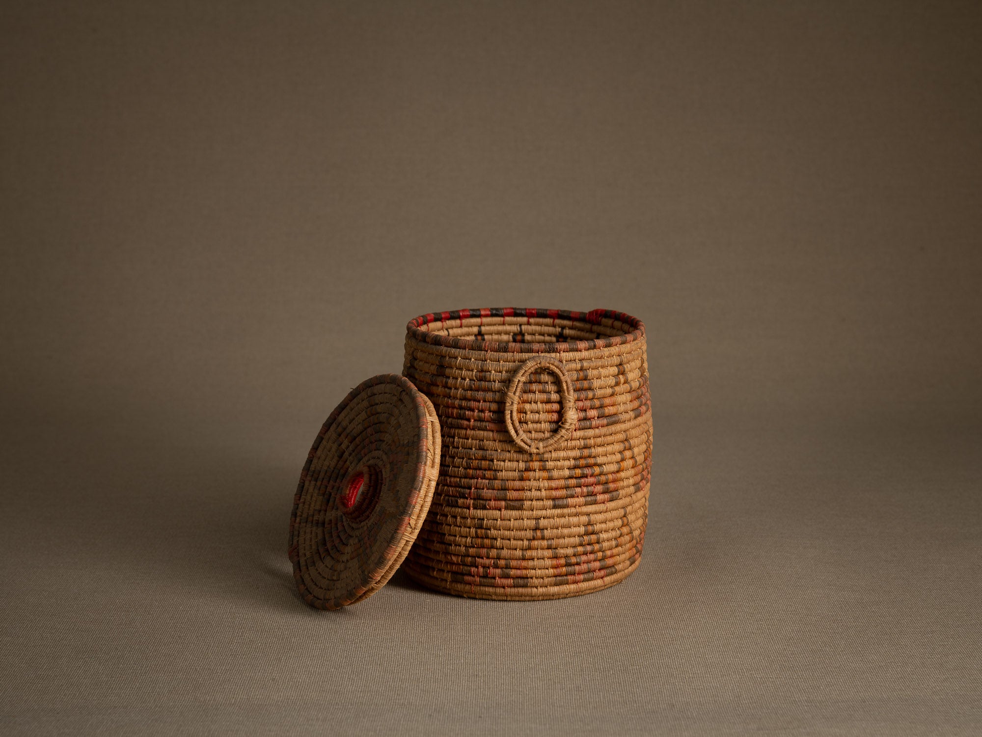 Boîte à friandises "'Ilbat halawa" en vannerie de palmier, Soudan (Dernier quart du XXe siècle).."Ilbat halawa" candy box in palm wickerwork, Darfur, Sudan (last quarter of the 20th century)