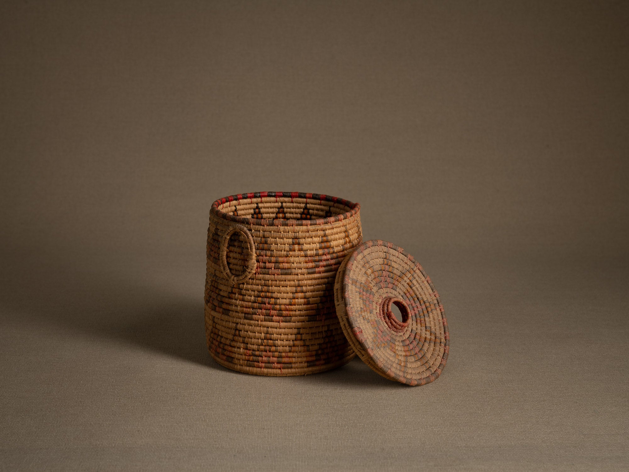 Boîte à friandises "'Ilbat halawa" en vannerie de palmier, Soudan (Dernier quart du XXe siècle).."Ilbat halawa" candy box in palm wickerwork, Darfur, Sudan (last quarter of the 20th century)
