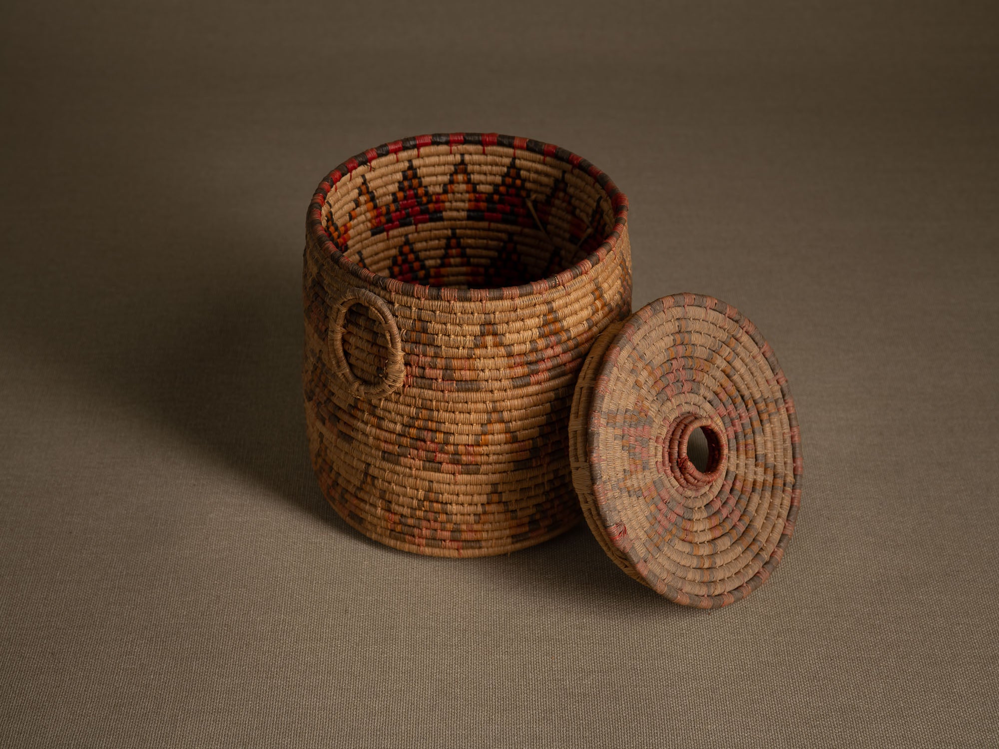 Boîte à friandises "'Ilbat halawa" en vannerie de palmier, Soudan (Dernier quart du XXe siècle).."Ilbat halawa" candy box in palm wickerwork, Darfur, Sudan (last quarter of the 20th century)