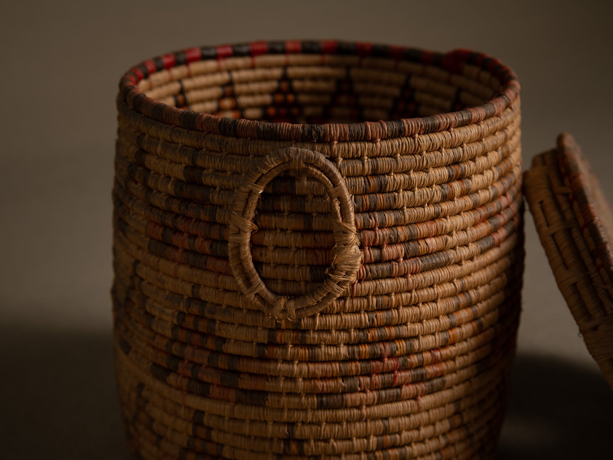 Boîte à friandises "'Ilbat halawa" en vannerie de palmier, Soudan (Dernier quart du XXe siècle).."Ilbat halawa" candy box in palm wickerwork, Darfur, Sudan (last quarter of the 20th century)