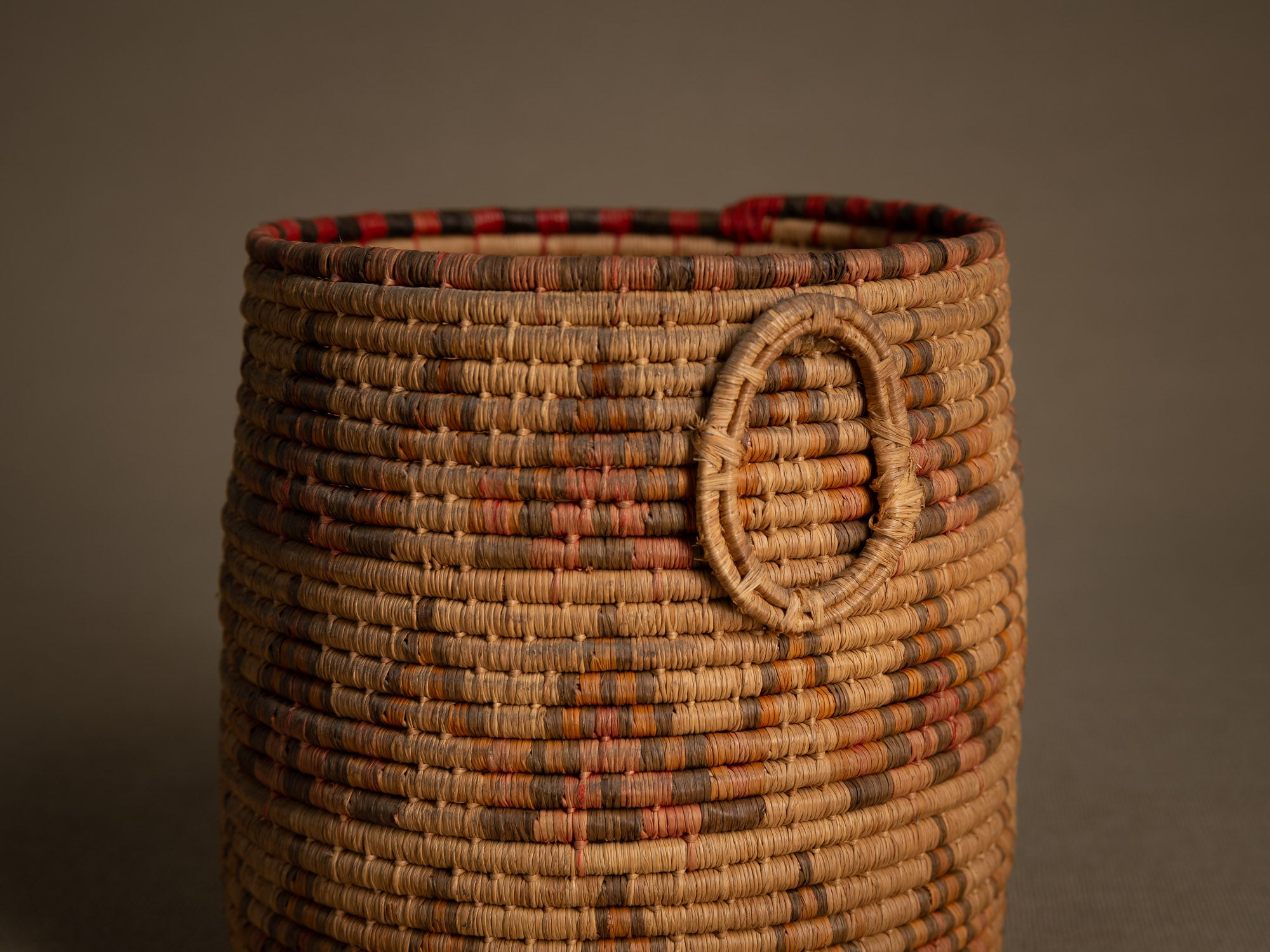 Boîte à friandises "'Ilbat halawa" en vannerie de palmier, Soudan (Dernier quart du XXe siècle).."Ilbat halawa" candy box in palm wickerwork, Darfur, Sudan (last quarter of the 20th century)