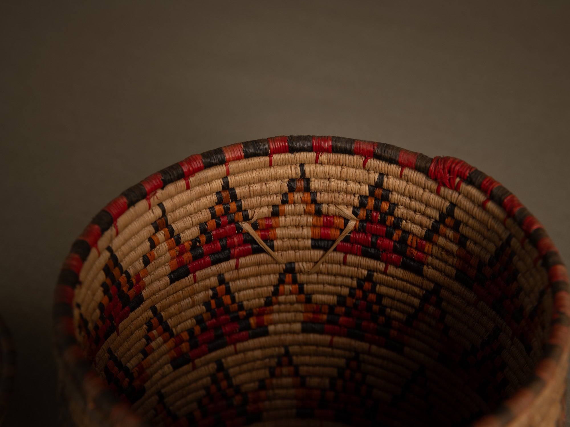 Boîte à friandises "'Ilbat halawa" en vannerie de palmier, Soudan (Dernier quart du XXe siècle).."Ilbat halawa" candy box in palm wickerwork, Darfur, Sudan (last quarter of the 20th century)