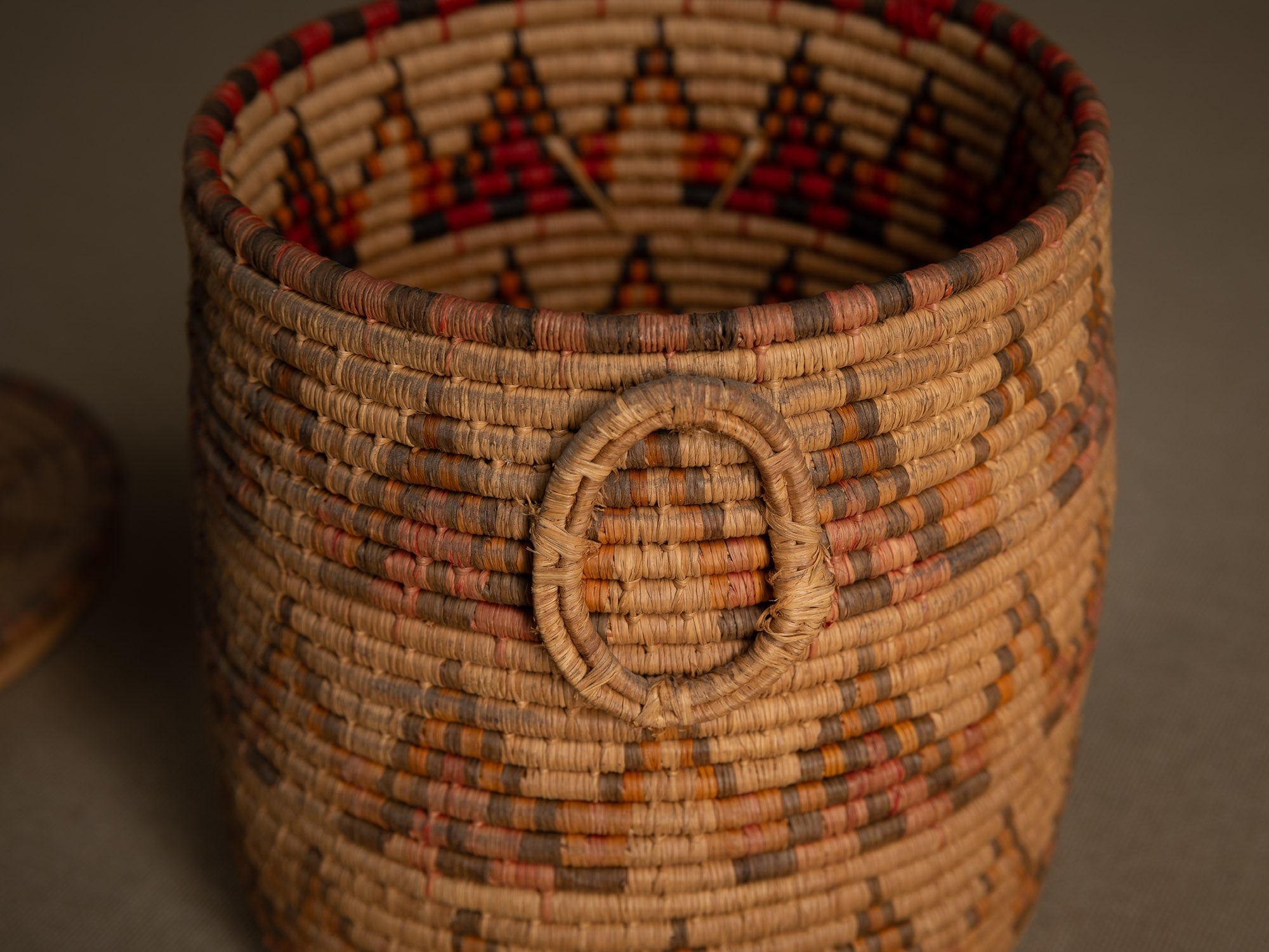 Boîte à friandises "'Ilbat halawa" en vannerie de palmier, Soudan (Dernier quart du XXe siècle).."Ilbat halawa" candy box in palm wickerwork, Darfur, Sudan (last quarter of the 20th century)