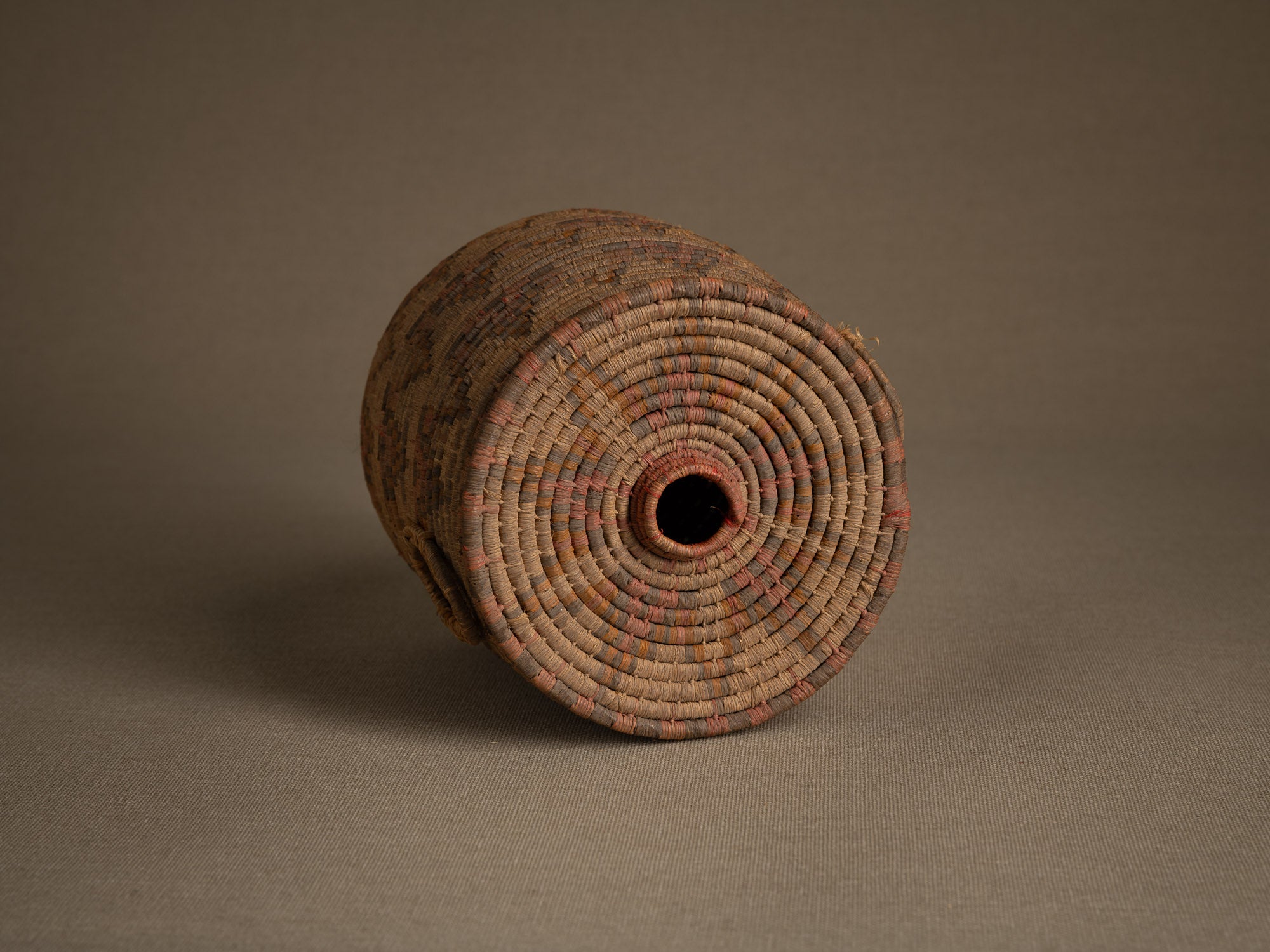 Boîte à friandises "'Ilbat halawa" en vannerie de palmier, Soudan (Dernier quart du XXe siècle).."Ilbat halawa" candy box in palm wickerwork, Darfur, Sudan (last quarter of the 20th century)