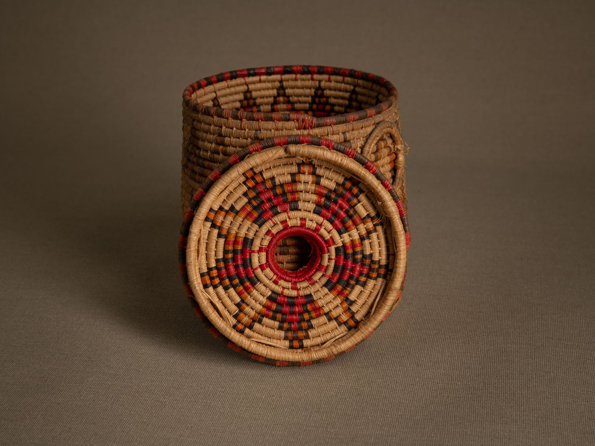 Boîte à friandises "'Ilbat halawa" en vannerie de palmier, Soudan (Dernier quart du XXe siècle).."Ilbat halawa" candy box in palm wickerwork, Darfur, Sudan (last quarter of the 20th century)