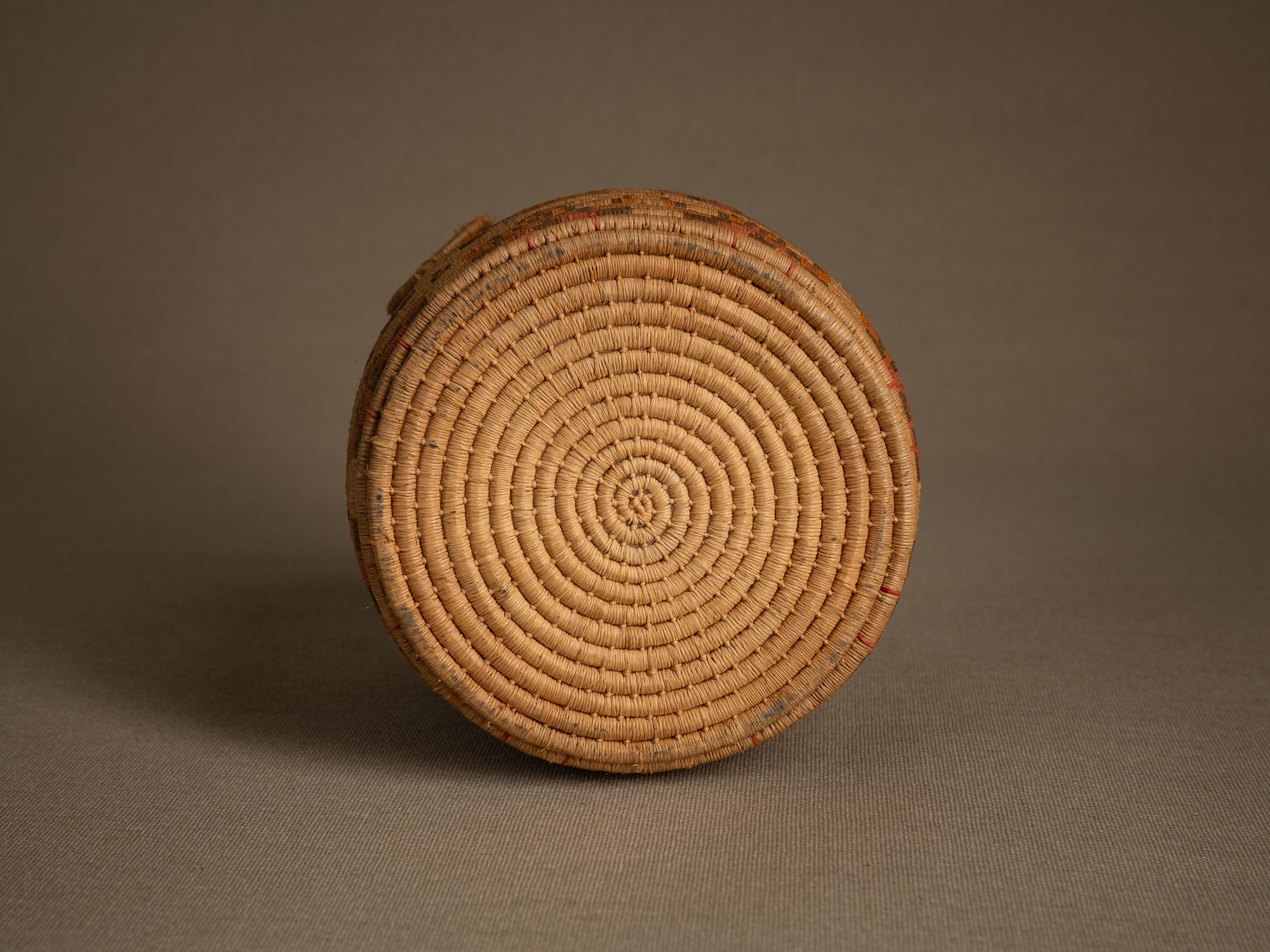 Boîte à friandises "'Ilbat halawa" en vannerie de palmier, Soudan (Dernier quart du XXe siècle).."Ilbat halawa" candy box in palm wickerwork, Darfur, Sudan (last quarter of the 20th century)