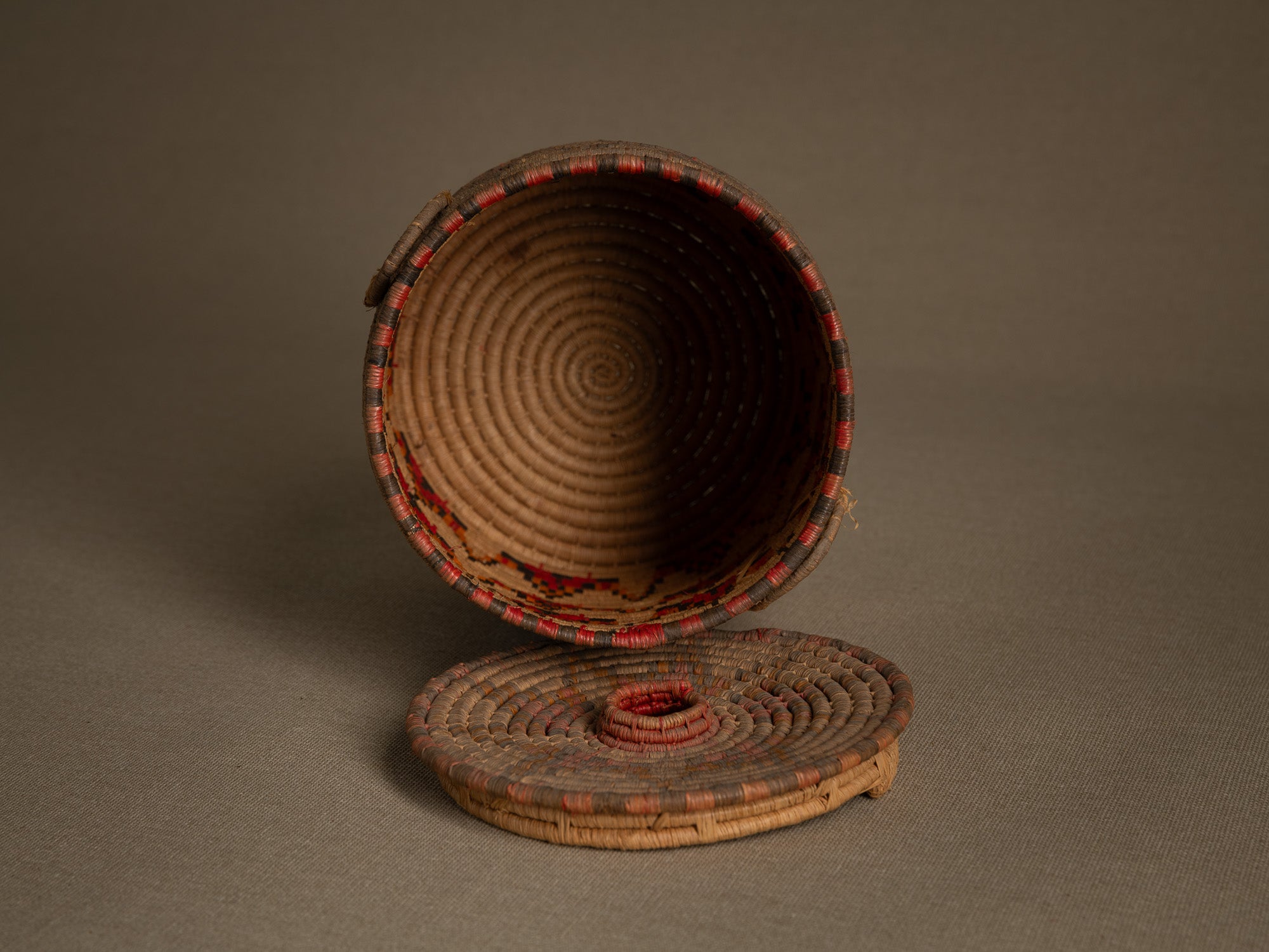 Boîte à friandises "'Ilbat halawa" en vannerie de palmier, Soudan (Dernier quart du XXe siècle).."Ilbat halawa" candy box in palm wickerwork, Darfur, Sudan (last quarter of the 20th century)