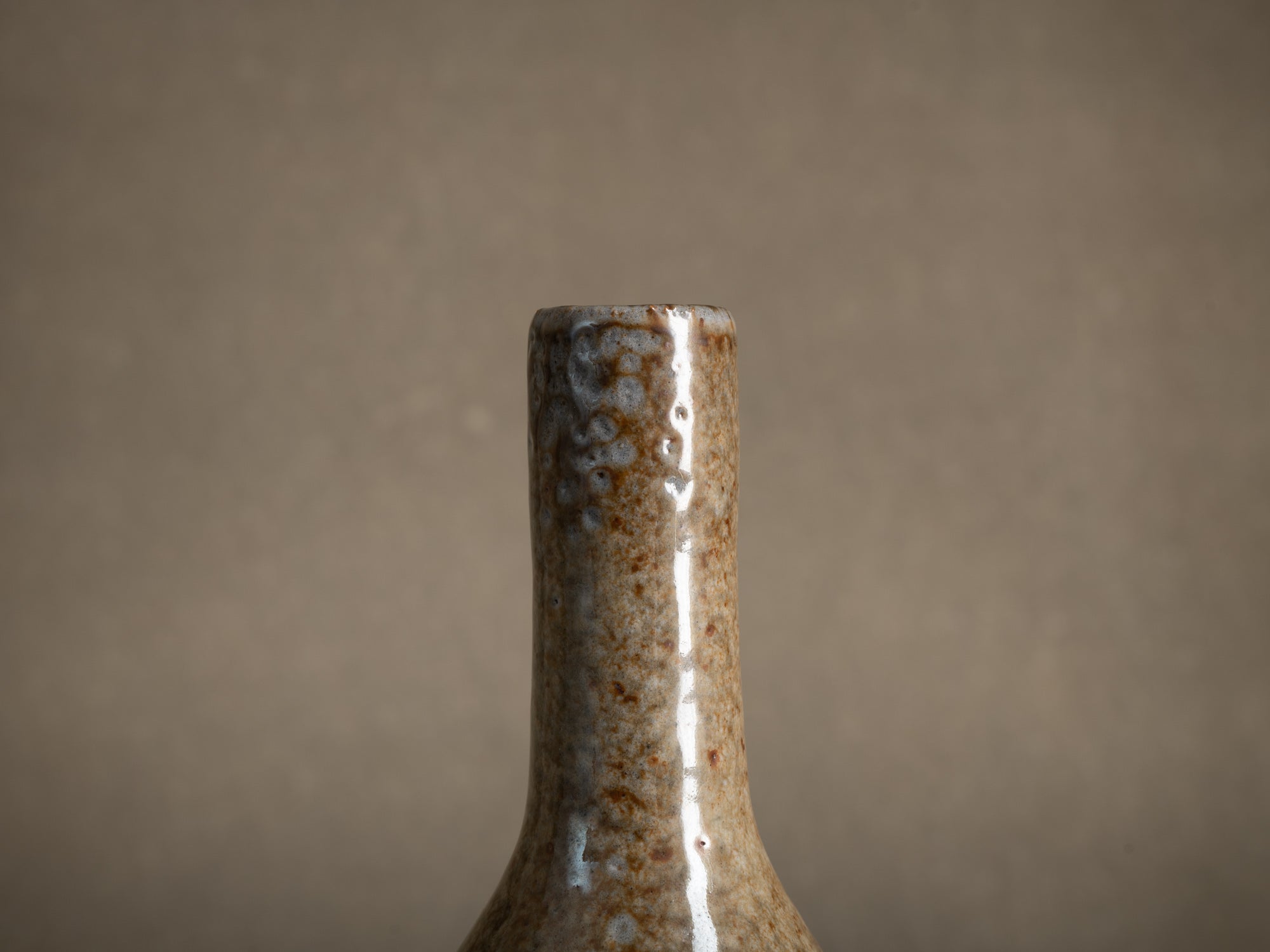 Vase en grès de Richard Dewar, France (vers 1980)..Large stoneware bottle vase by Richard Dewar, France (circa 1980)