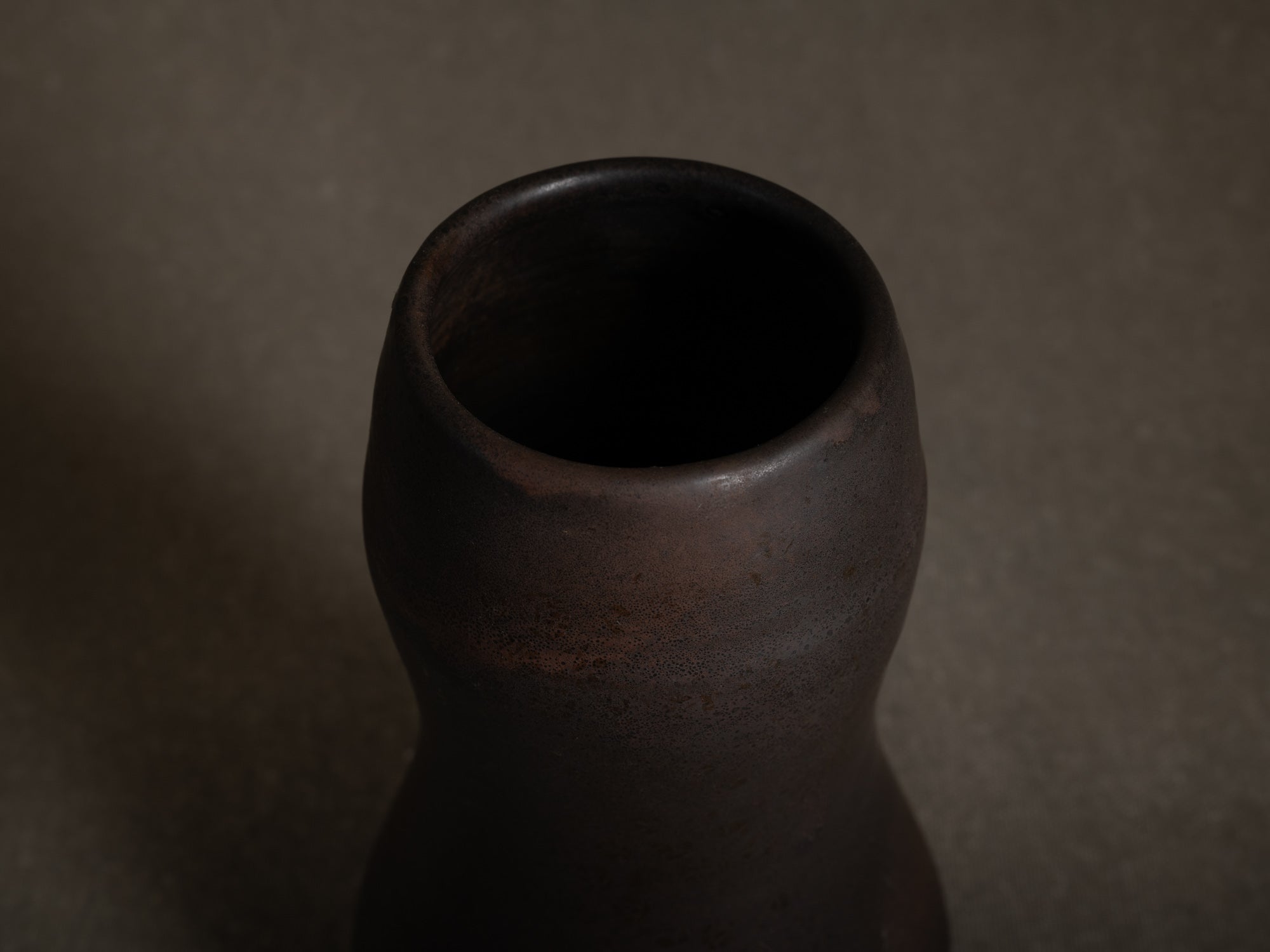 Vase coloquinte en grès de Roger Jacques, France (vers 1975)..Oustanding japonisme hyotan vase by Roger Jacques in Saint&#x2011;Amand&#x2011;en&#x2011;Puisaye, France (circa 1975)