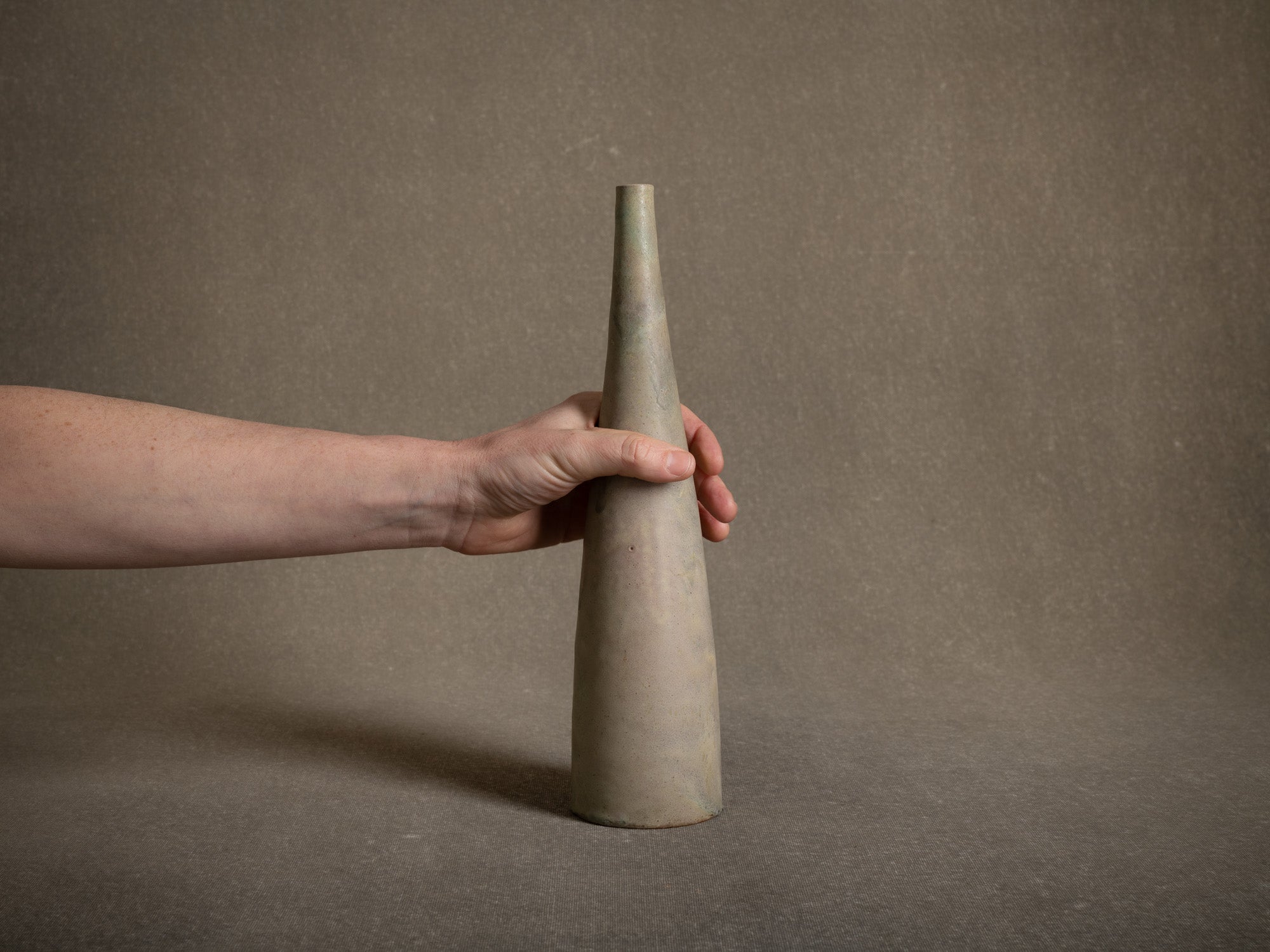 Remarquable vase fuselé en grès de Roger Jacques, France (vers 1975-80)..Oustanding vase by Roger Jacques in Saint&#x2011;Amand&#x2011;en&#x2011;Puisaye, France (circa 1975-80)
