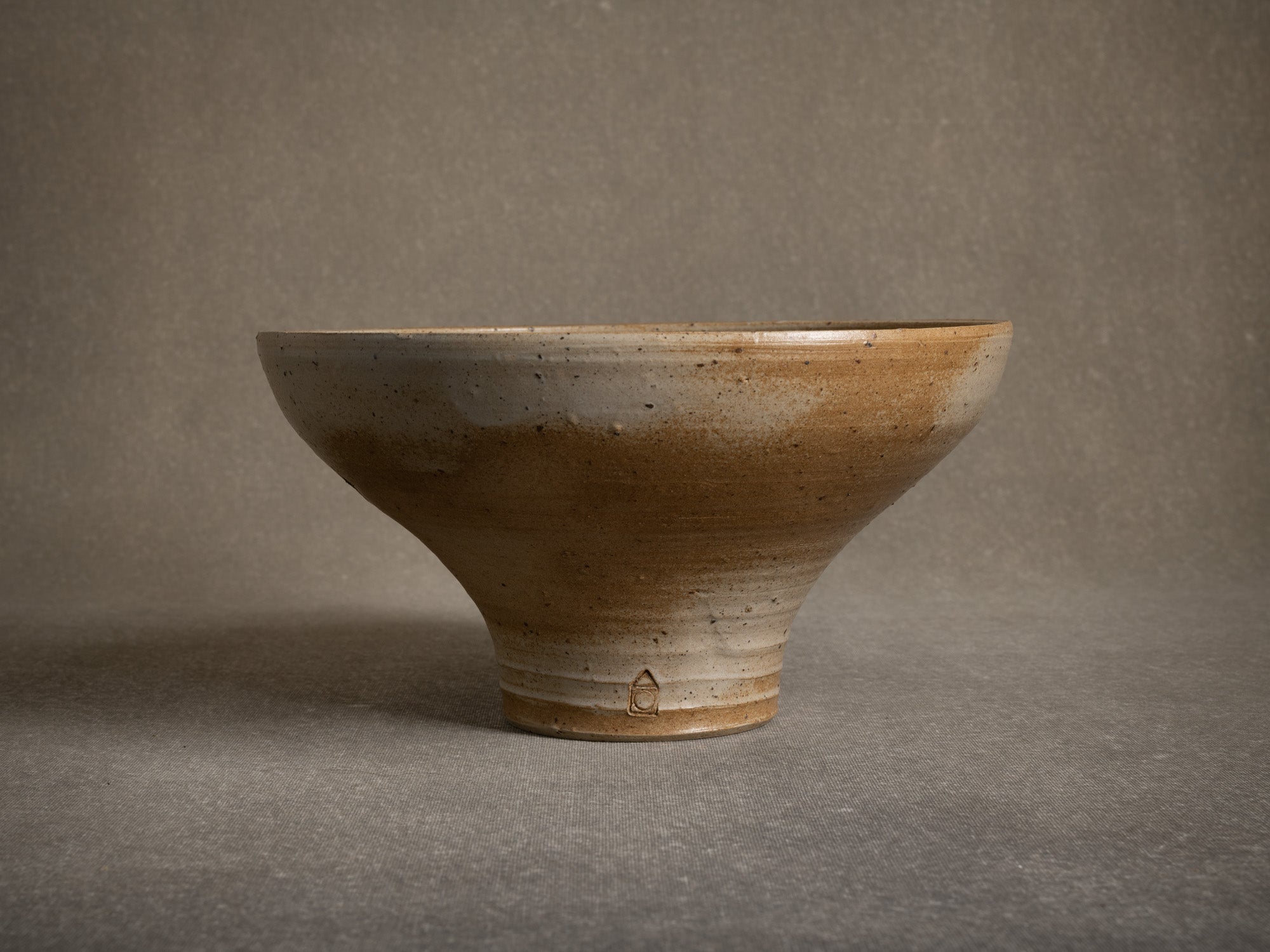 Important vase à ikebana en grès pyrité de Charles Gaudry, France (vers 1970-75)..Oustanding ikebana flower vase vase by Charles Gaudry in Saint&#x2011;Amand&#x2011;en&#x2011;Puisaye, France (circa 1970-75)