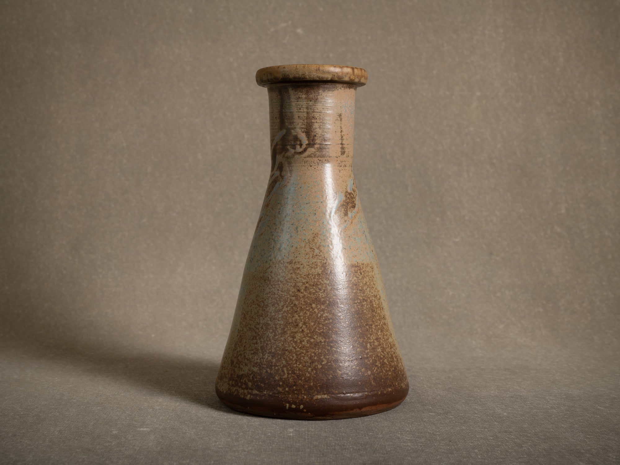 Vase Tokkuri en grès de Pierre Pigaglio, France (vers 1950)..Oustanding japonisme tokkuri stoneware vase by Pierre Pigaglio in Saint&#x2011;Amand&#x2011;en&#x2011;Puisaye, France (circa 1950)