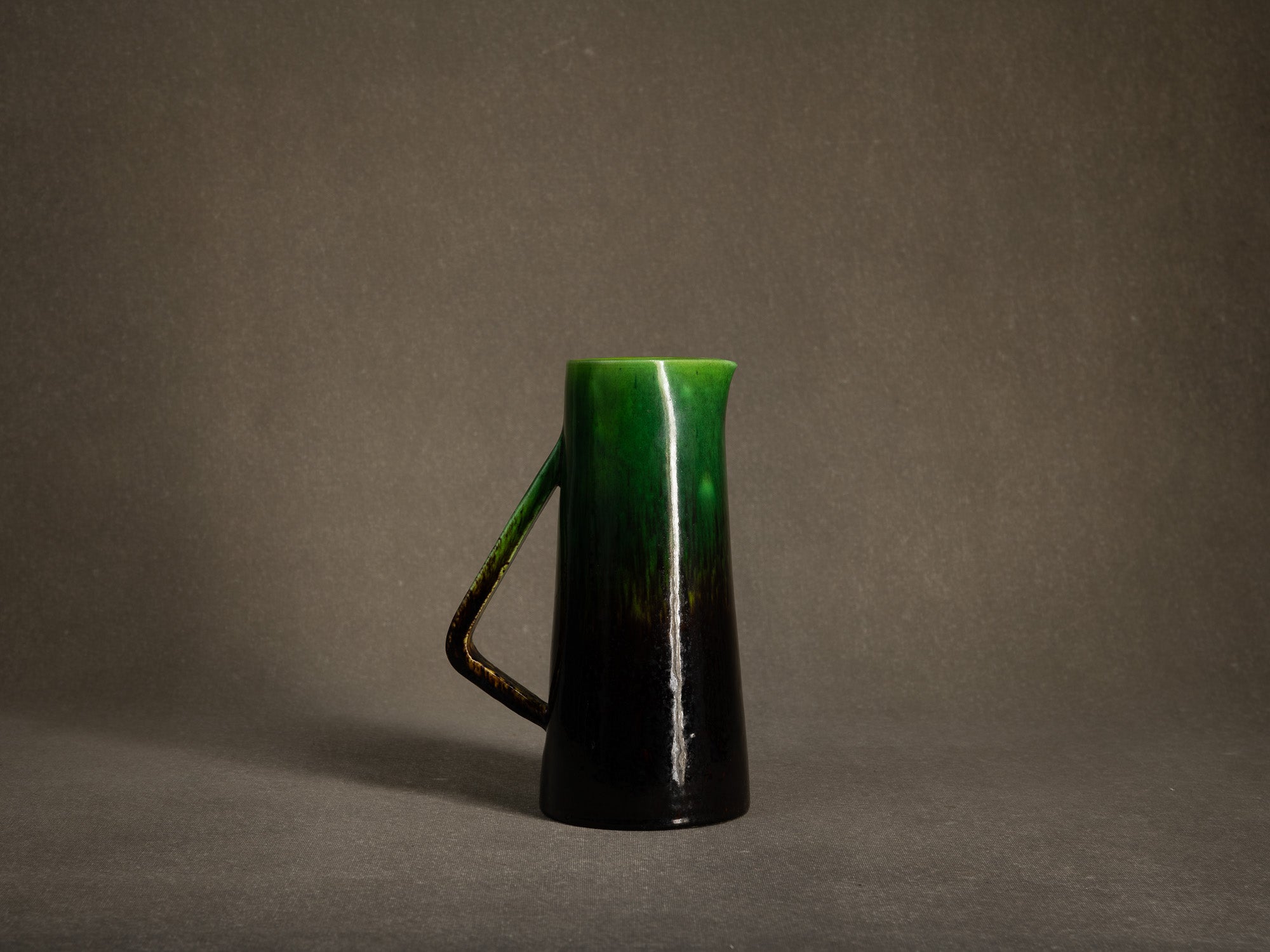 Pichet / vase des Potiers d'Accolay, France (vers 1950-55)..Important jug / vase by les Potiers d'Accolay, France (ca 1950-55)