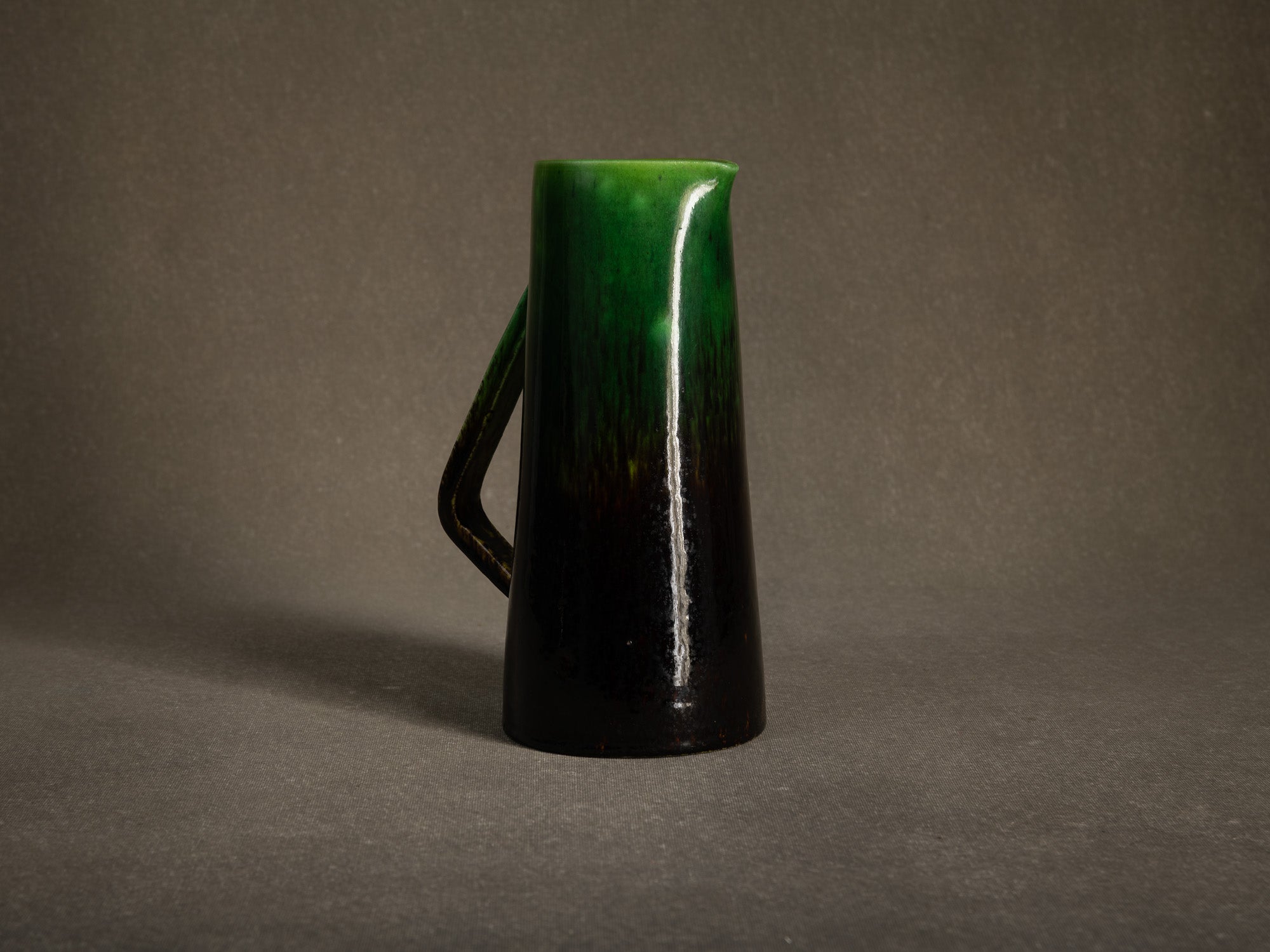 Pichet / vase des Potiers d'Accolay, France (vers 1950-55)..Important jug / vase by les Potiers d'Accolay, France (ca 1950-55)