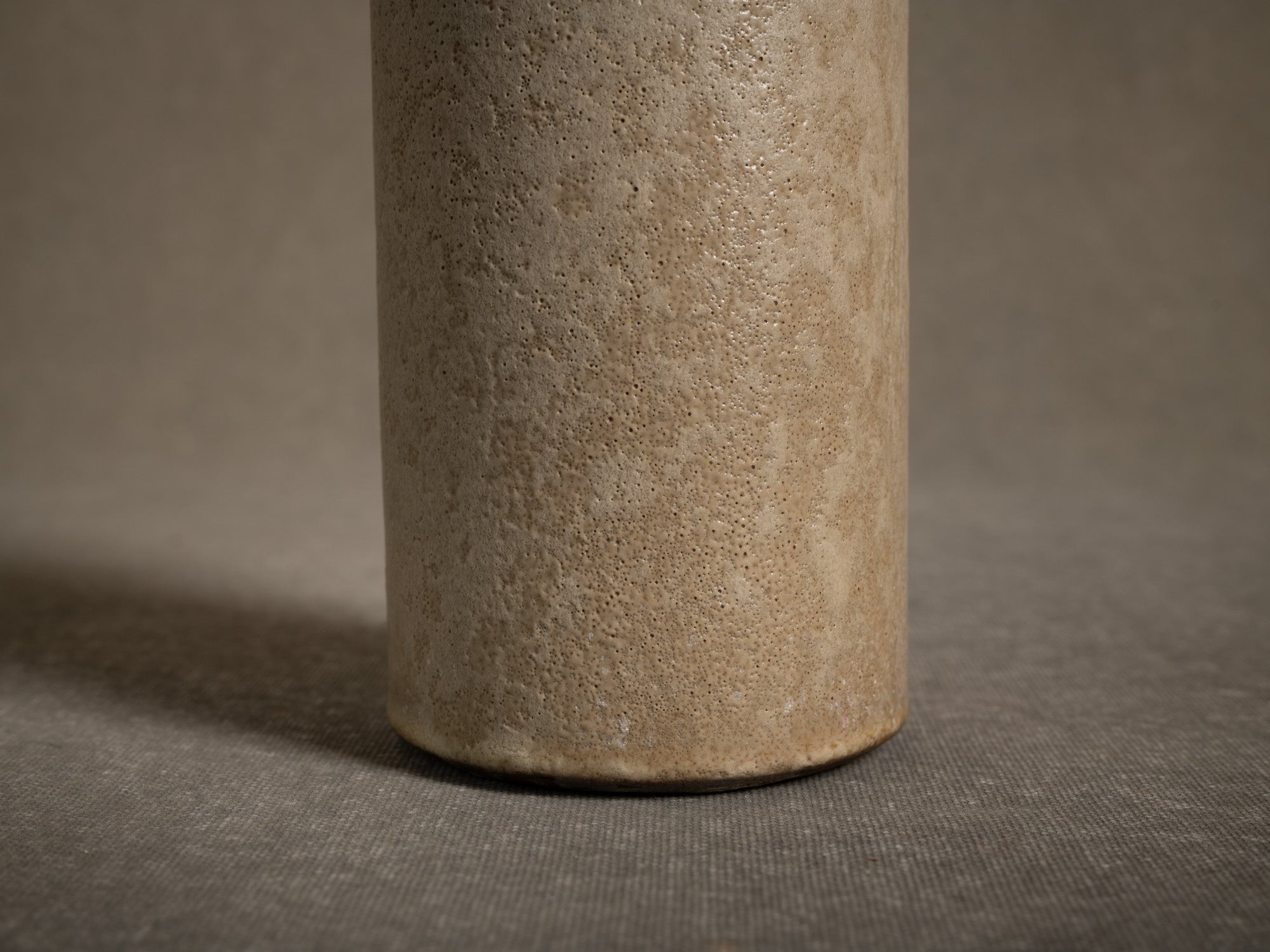 Vase rouleau en grès de Paul Badié, France (Vers 1975)..Cylindrical stoneware vase by Paul Badié, France (Circa 1975)