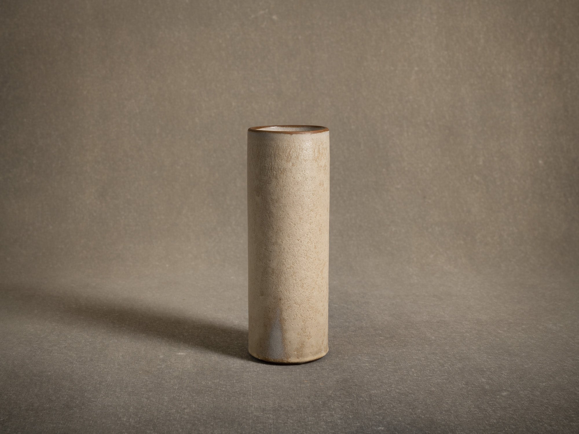 Vase rouleau en grès de Paul Badié, France (Vers 1975)..Cylindrical stoneware vase by Paul Badié, France (Circa 1975)