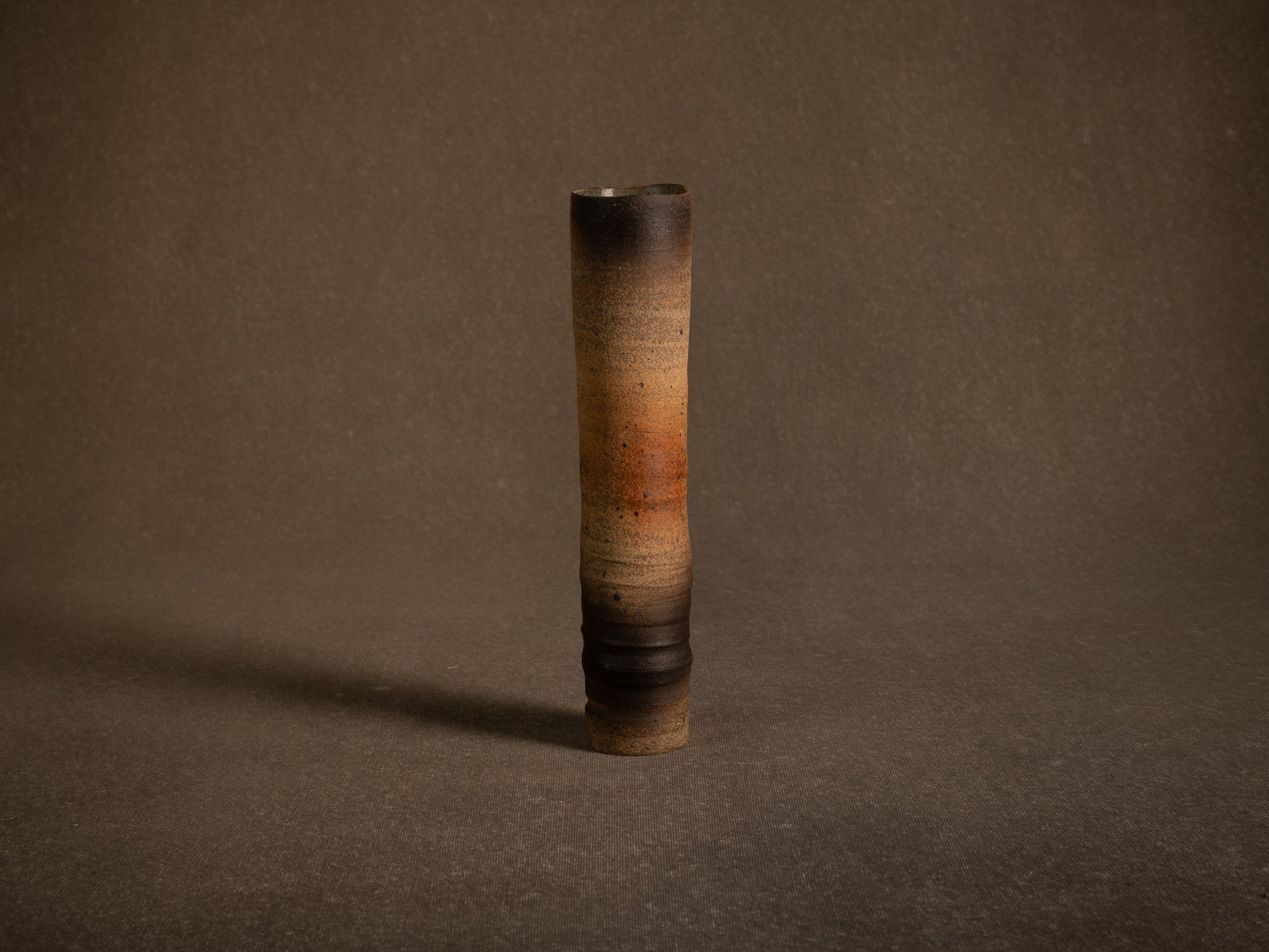Vase rouleau en grès tourné par Jean-Paul et Suzy Brunet, Atelier Palègre, France (circa 1975)..Stoneware cylinder vase thrown by Jean-Paul and Suzy Brunet, Atelier Palègre, France (circa 1975)