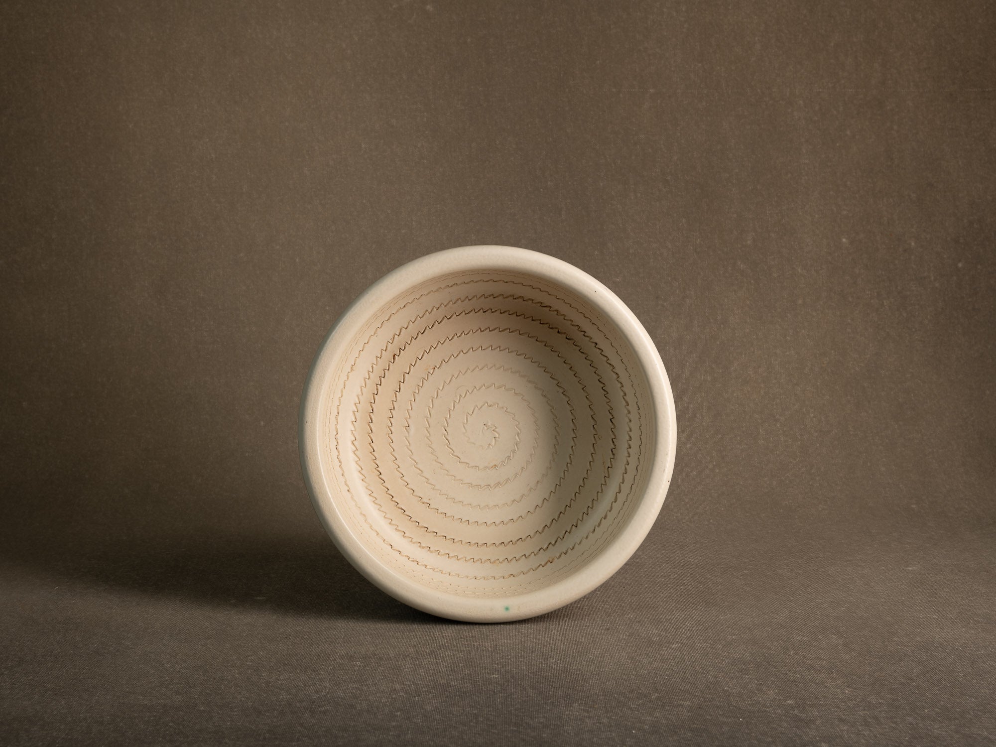 Rare coupe de Fernand Elchinger à Soufflenheim, France (Fin des Années 1940)..Large bowl by Fernand Elchinger in Soufflenheim, France (Late 1940's)