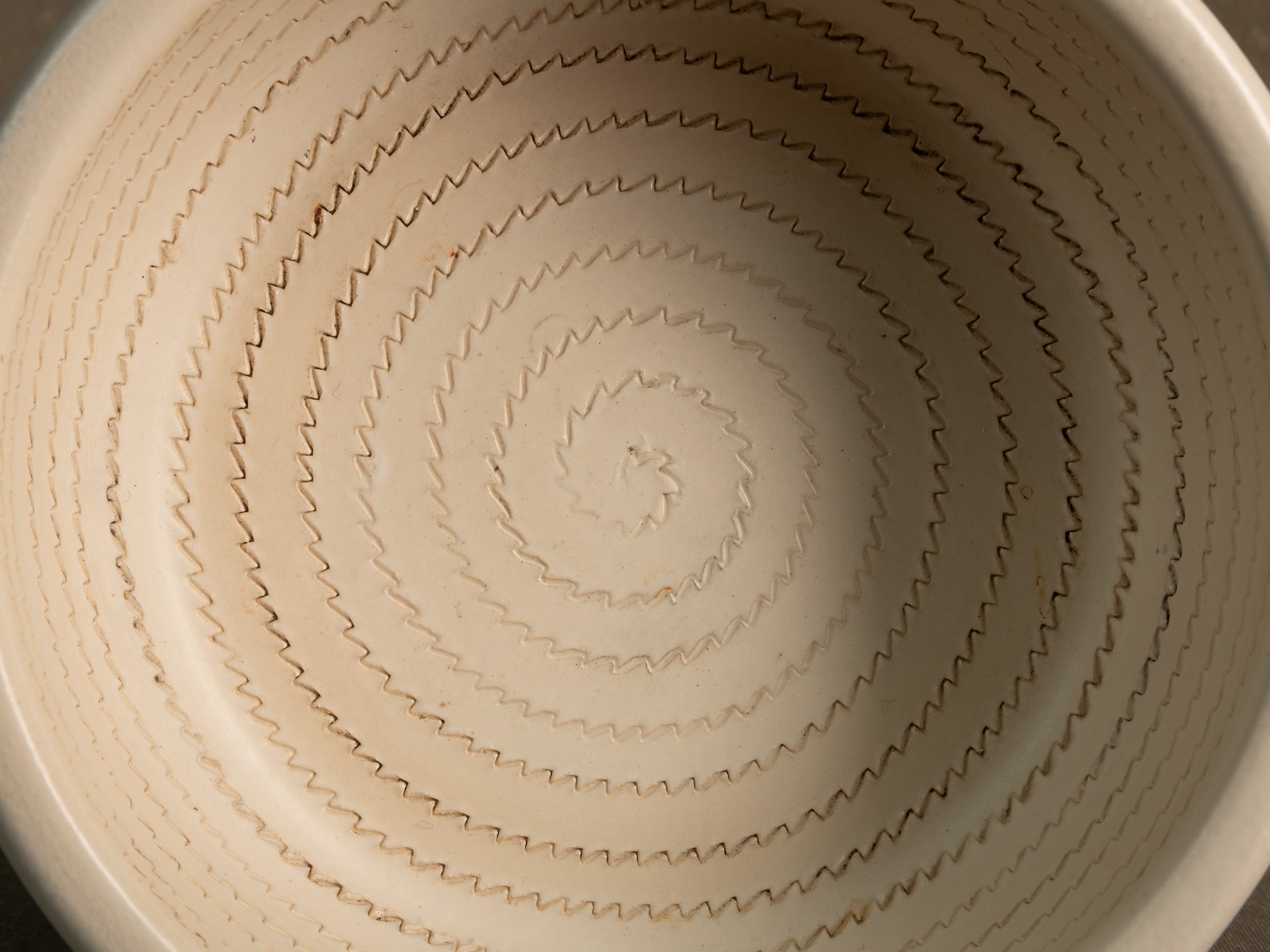 Rare coupe de Fernand Elchinger à Soufflenheim, France (Fin des Années 1940)..Large bowl by Fernand Elchinger in Soufflenheim, France (Late 1940's)