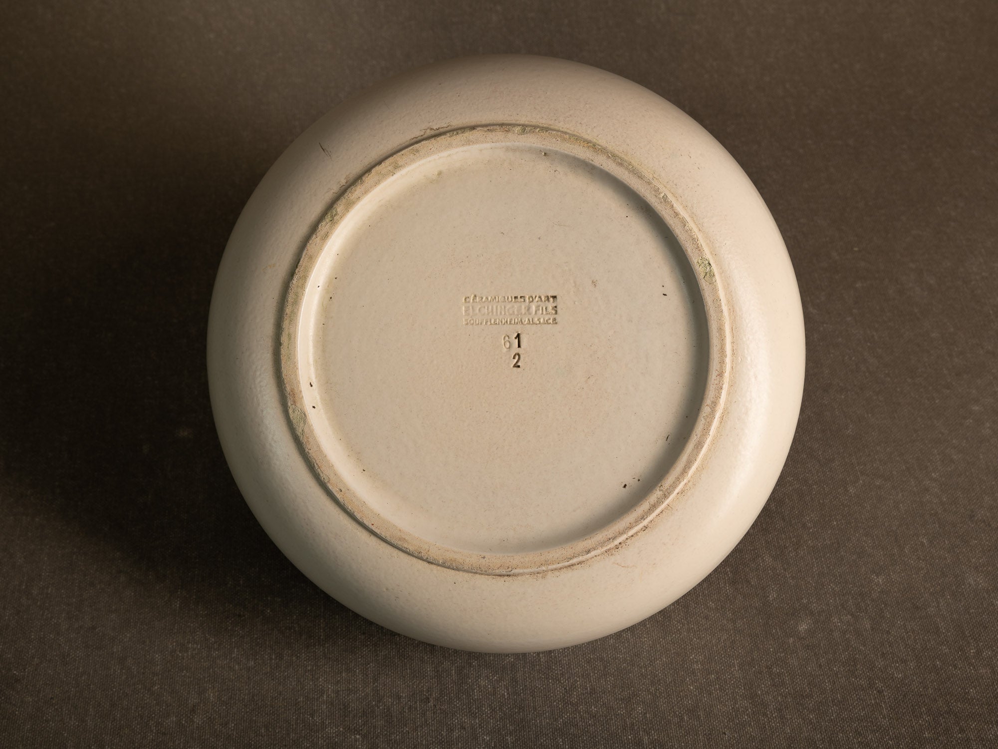 Rare coupe de Fernand Elchinger à Soufflenheim, France (Fin des Années 1940)..Large bowl by Fernand Elchinger in Soufflenheim, France (Late 1940's)