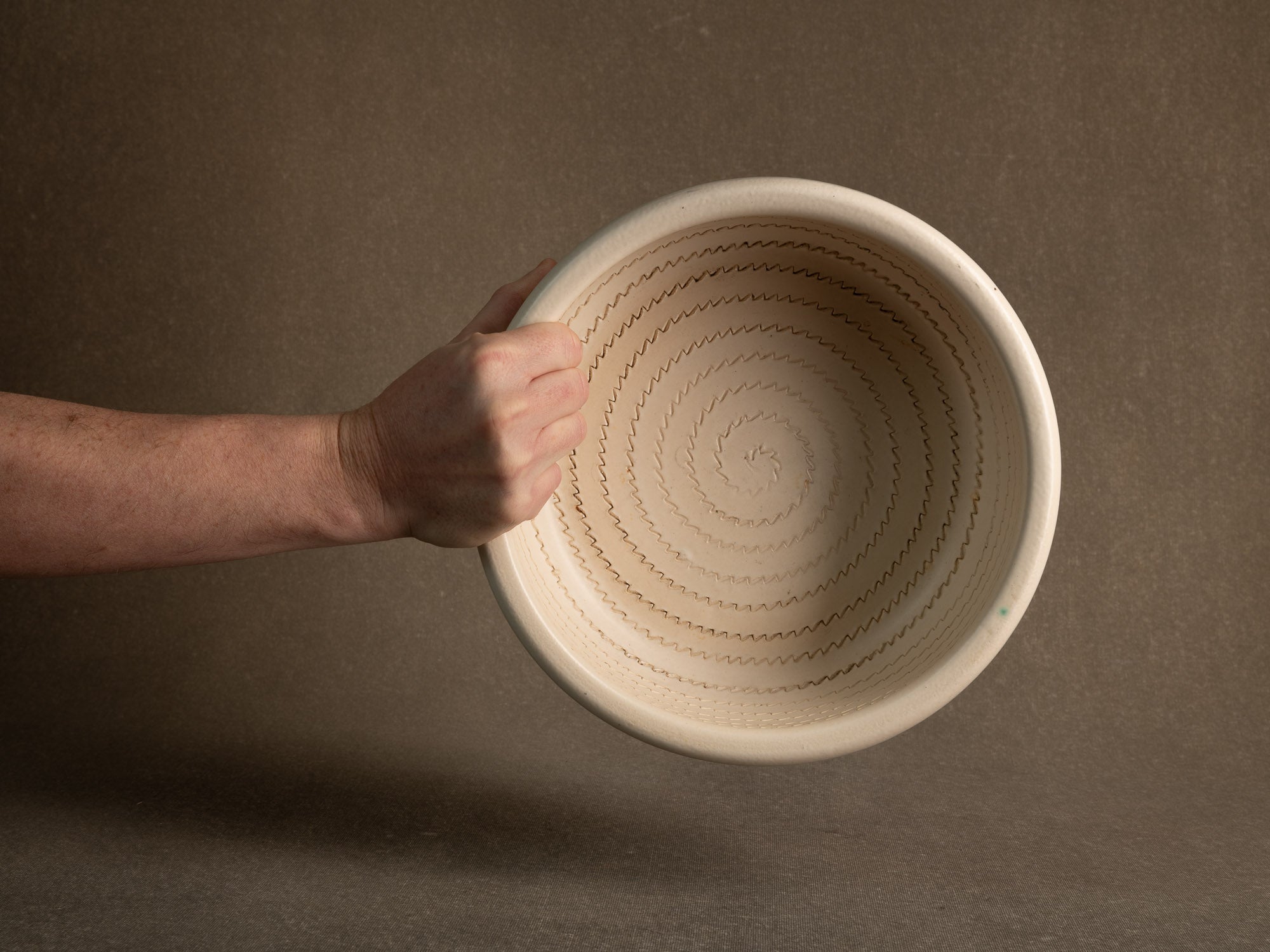 Rare coupe de Fernand Elchinger à Soufflenheim, France (Fin des Années 1940)..Large bowl by Fernand Elchinger in Soufflenheim, France (Late 1940's)