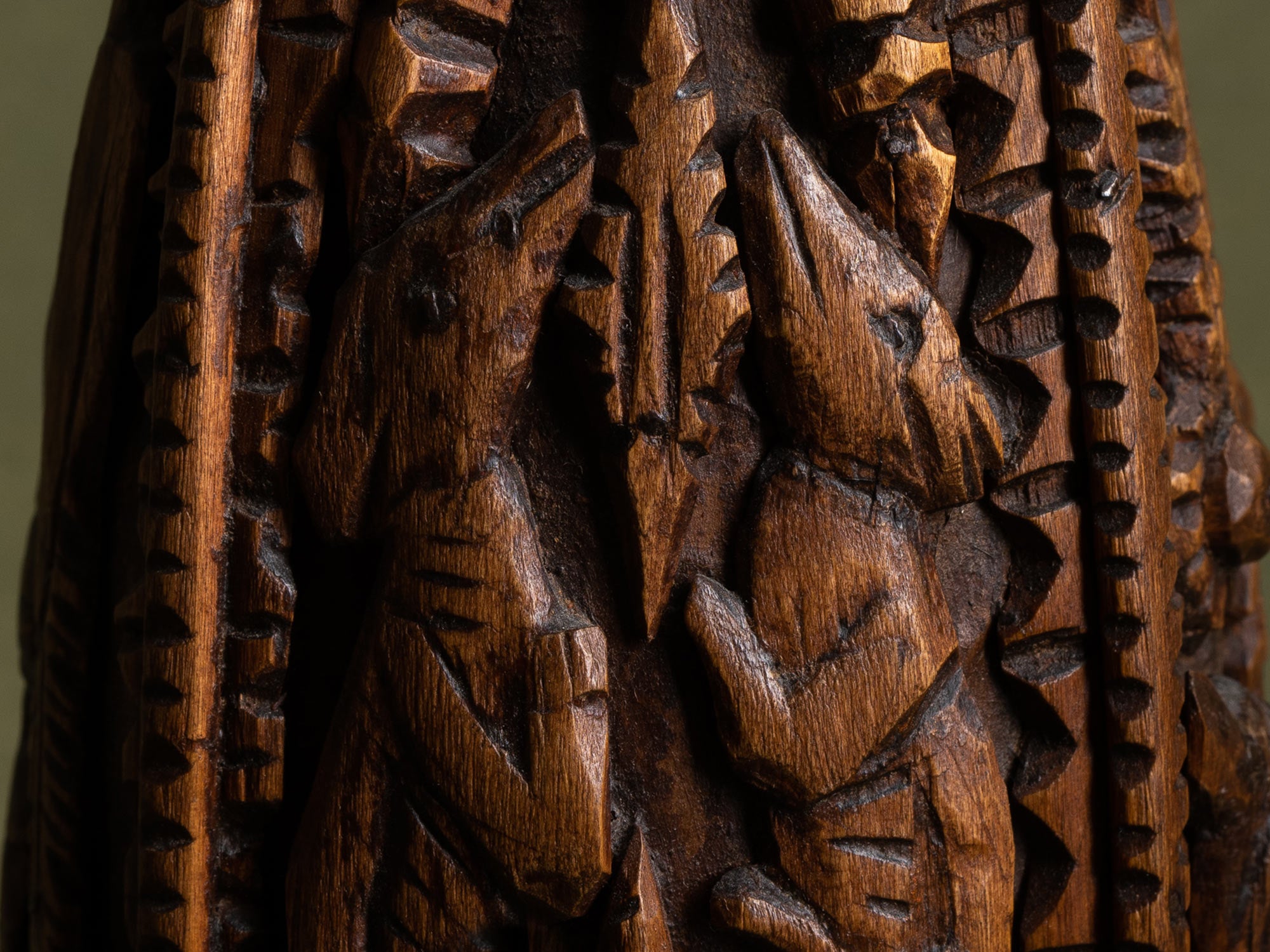 Bouteille de mariage en bois sculpté, art paysan, France (Fin du XIXe / début du XX siècle)..Unique Old wooden carved wedding bottle, Peasant art, France (Late 19th / early 20th century)