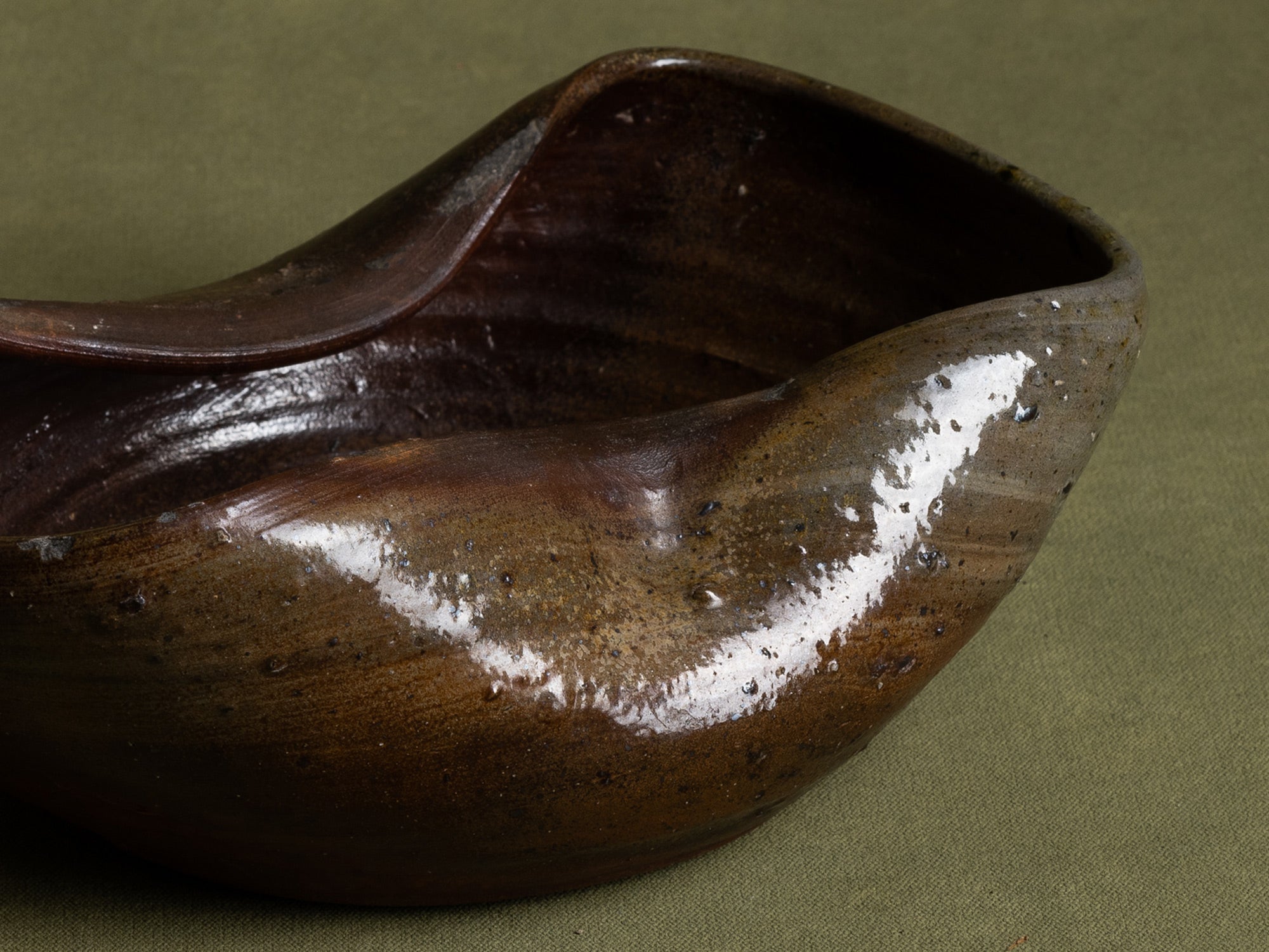 Coupe de forme libre en grès de la Borne, France (début du XXe siècle)..Stoneware free form bowl from La Borne, France (early 20th century)
