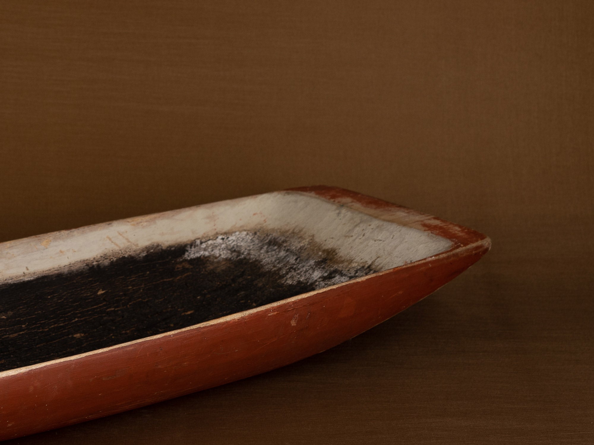 Grande coupe paysanne / pétrin monoxyle en bouleau peint, Suède (mitan du XIXe siècle)..Large peasant art birch bread bowl, Sweden (mid-19th century)