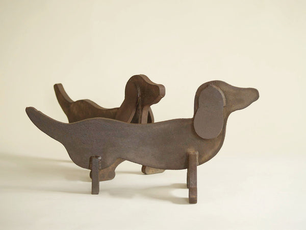 Paire de chenets Art Déco attribués à Édouard Schenck, France (vers 1930)..Pair of Art Déco fire-dogs andirons attributed to Édouard Schenck, France (circa 1930)