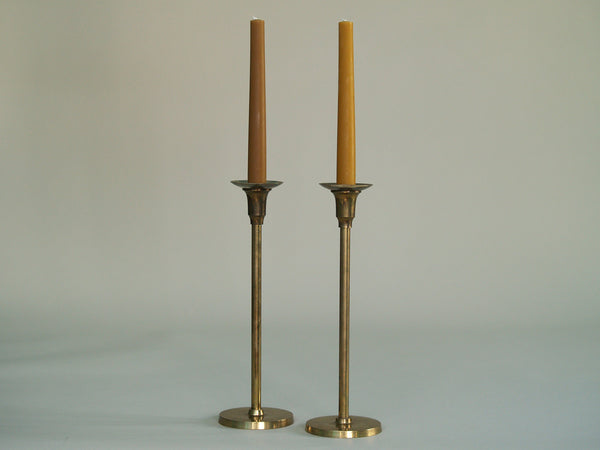 Paire de flambeaux Néoclassiques, Finlande (vers 1950)..Pair of  Neoclassical Candle holders, Finland (circa 1950)