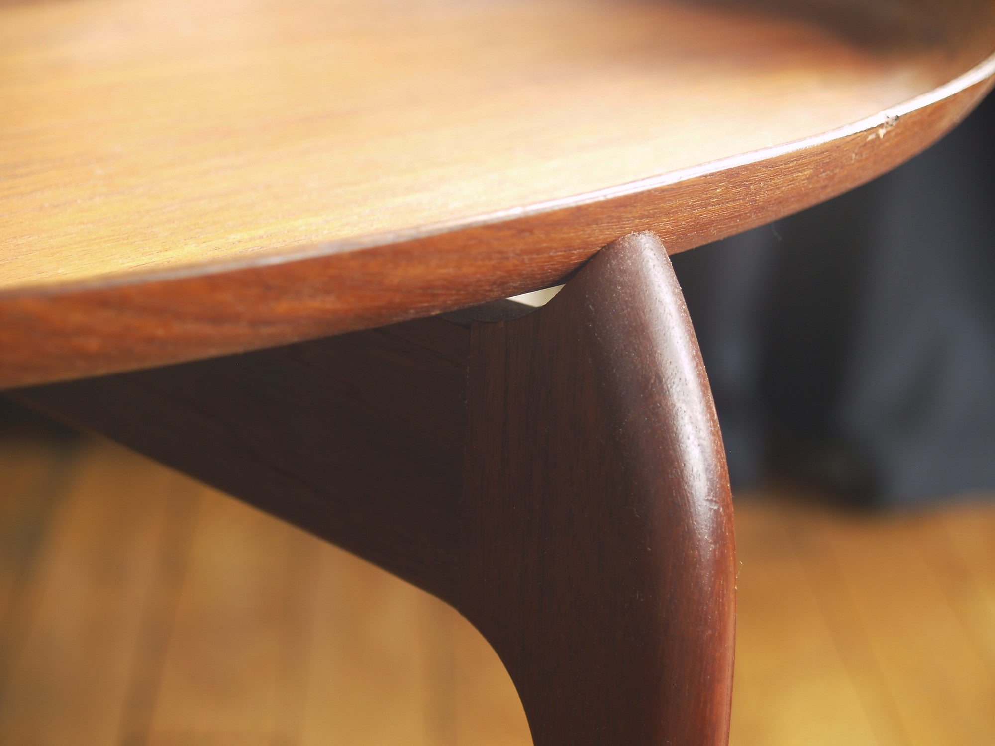 Table basse / Guéridon de Willumsen & Engholm pour Fritz Hansen, Danemark (années 1950)..Occasional coffee table by Willumsen & Engholm for Fritz Hansen, Denmark (circa 1950)