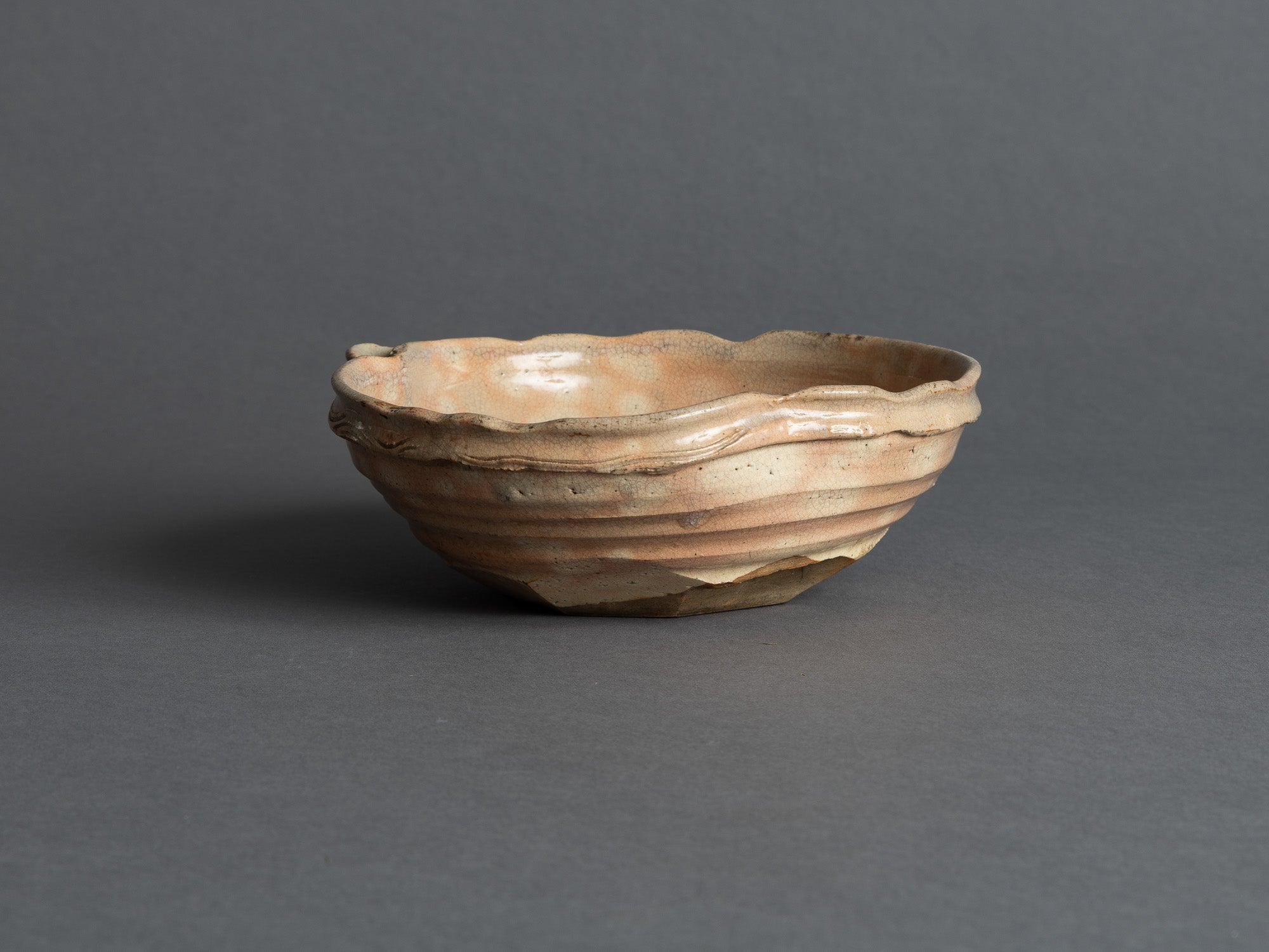 Rare coupe Katakuchi yôhen de Hagi, Japon (Fin Ère Meiji / Ère Taishō)..Yôhen Hagi ware Katakuchi bowl, Japan (late Meiji era / Taishō era)
