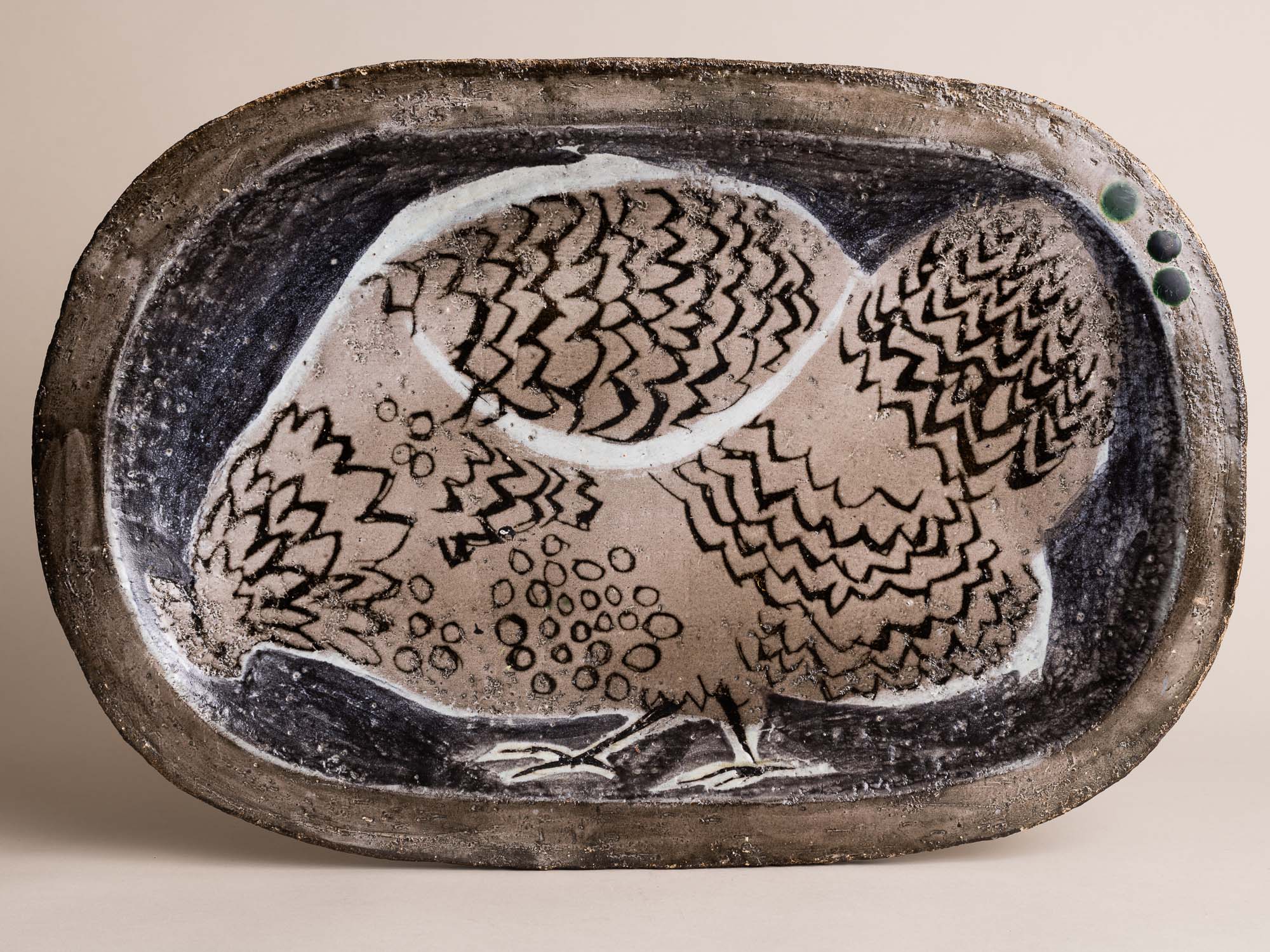 Exceptionnel plat à décor zoomorphe par Aline Favre, Suisse (1953)..Oustanding huge dish with zoomorphic pattern by Aline Favre, Switzerland (1953)