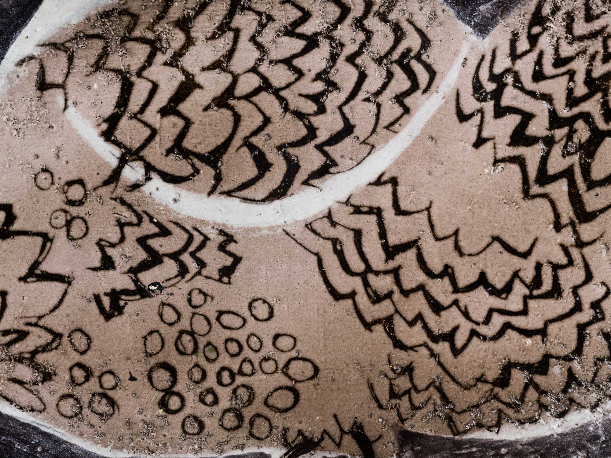 Exceptionnel plat à décor zoomorphe par Aline Favre, Suisse (1953)..Oustanding huge dish with zoomorphic pattern by Aline Favre, Switzerland (1953)