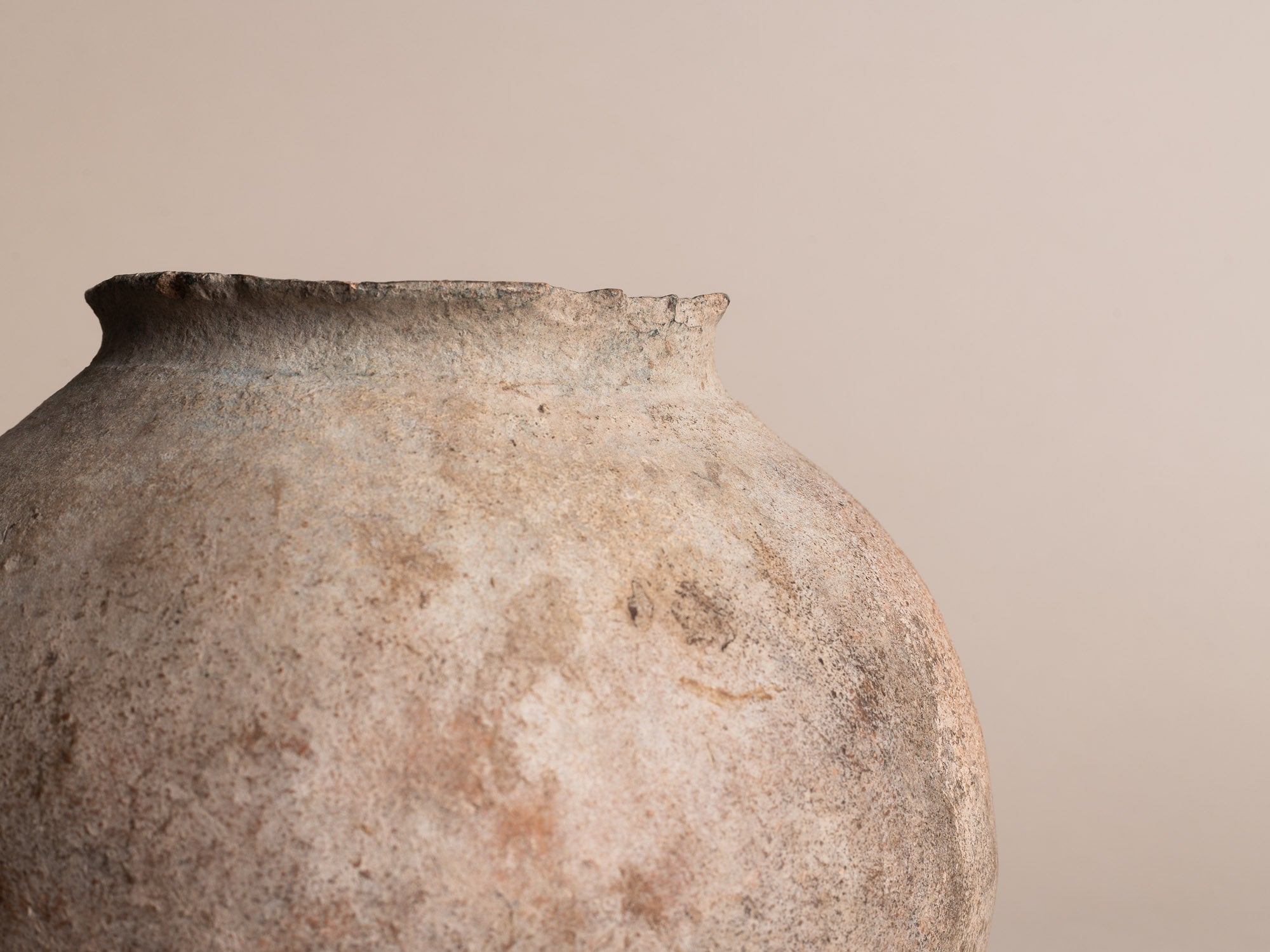 Vase culbuto de l'ethnie Atoni en terre cuite, Timor occidental (Première moitié du XXe siècle)..Atoni's folk pottery, West Timor (1st half XXth century)
