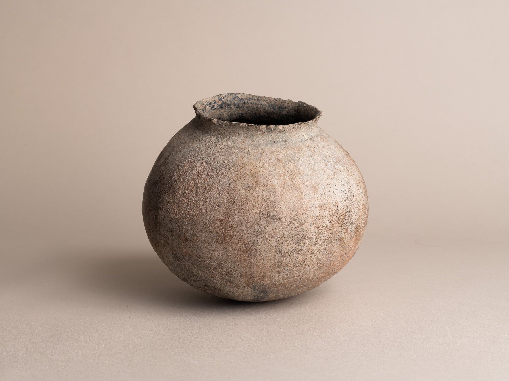 Vase culbuto de l'ethnie Atoni en terre cuite, Timor occidental (Première moitié du XXe siècle)..Atoni's folk pottery, West Timor (1st half XXth century)