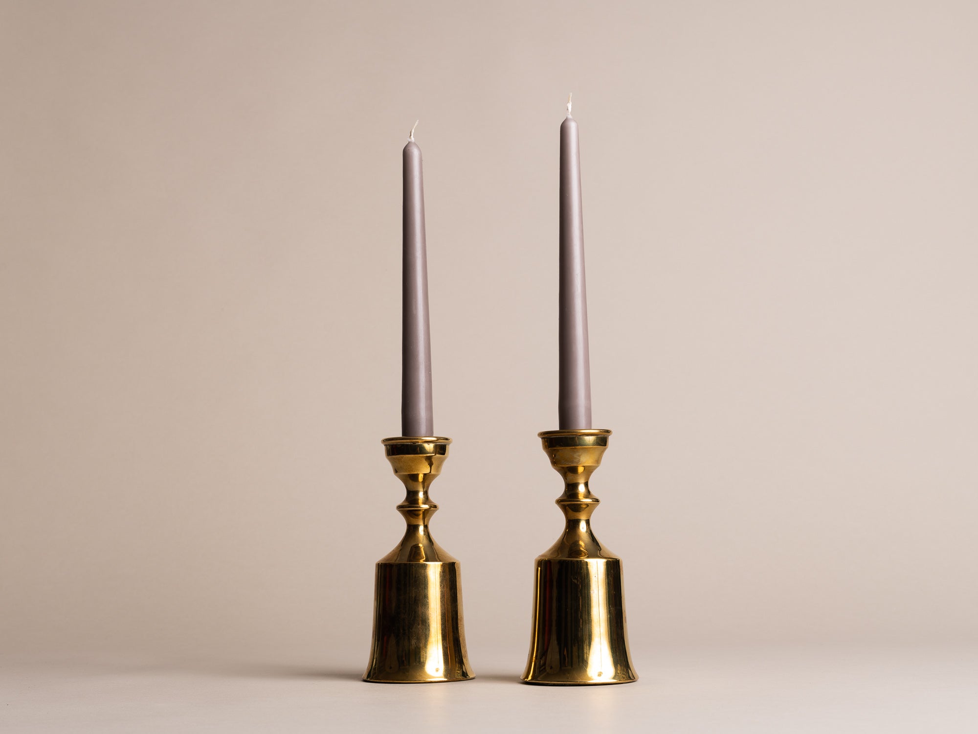 Paire de flambeaux modernistes par Boyes Metalkunst, Danemark (vers 1950)..Set of 2 modernist Candle holders by Boyes Metalkunst, Denmark (circa 1950)