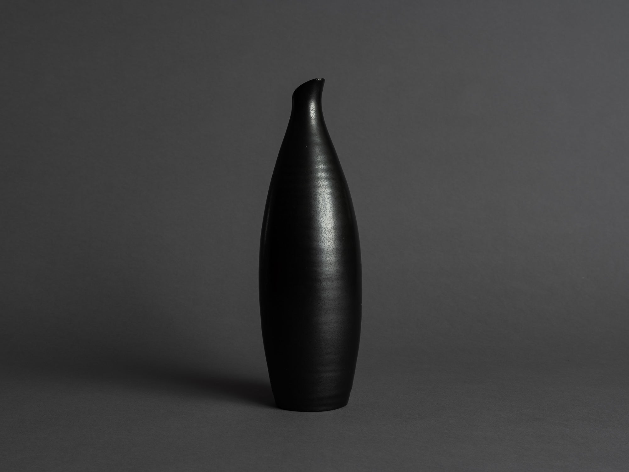Vase bouteille des Potiers d'Accolay, France (vers 1955)..Freeform bottleshaped Vase by les Potiers d'Accolay, France (ca 1955)