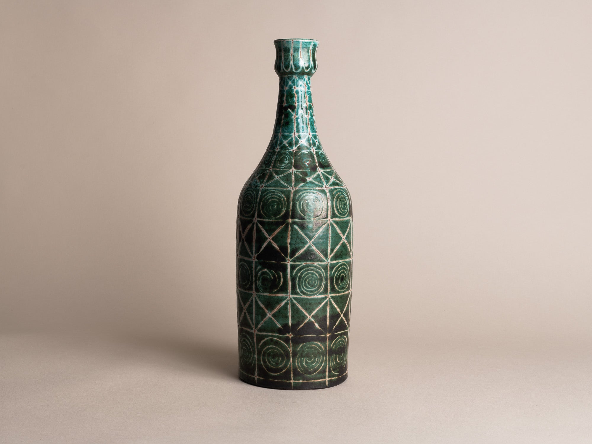 Rare vase bouteille de Robert Picault, France (vers 1948)..Rare bottleshaped vase by Robert Picault, France (circa 1948)