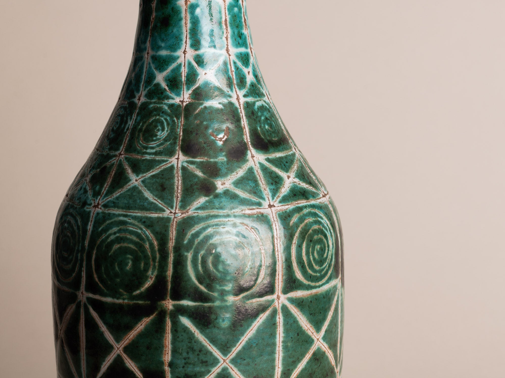 Rare vase bouteille de Robert Picault, France (vers 1948)..Rare bottleshaped vase by Robert Picault, France (circa 1948)