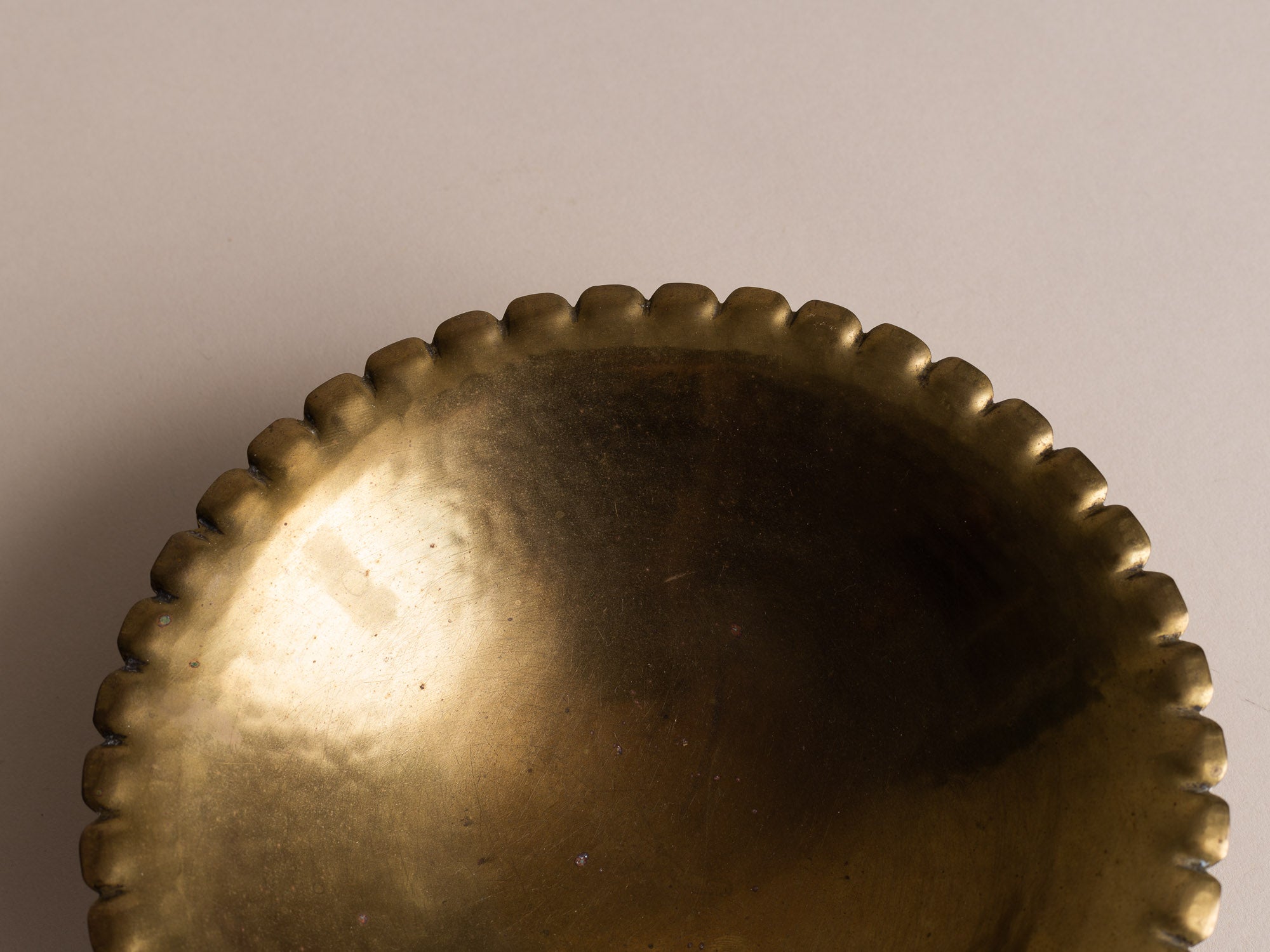 Coupe en laiton par Alois Wörle & Neues Münchner Kunstgewerbe, Allemagne (vers 1920)..Brass bowl by Alois Wörle & Neues Münchner Kunstgewerbe, Germany (circa 1920)
