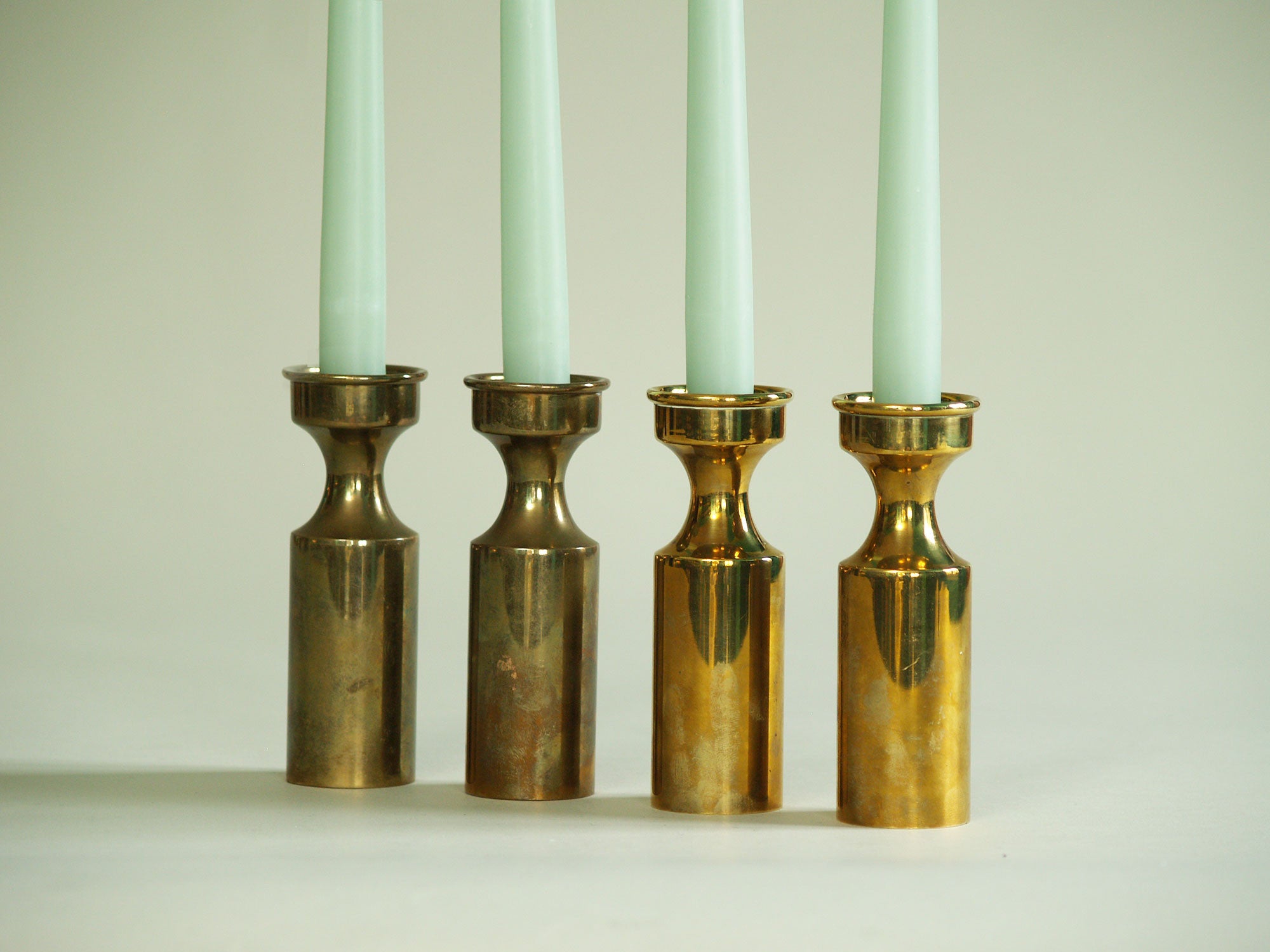 Série de quatre flambeaux modernistes par Boyes Metalkunst, Danemark (vers 1950)..Set of 4 modernist Candle holders by Boyes Metalkunst, Denmark (circa 1950)