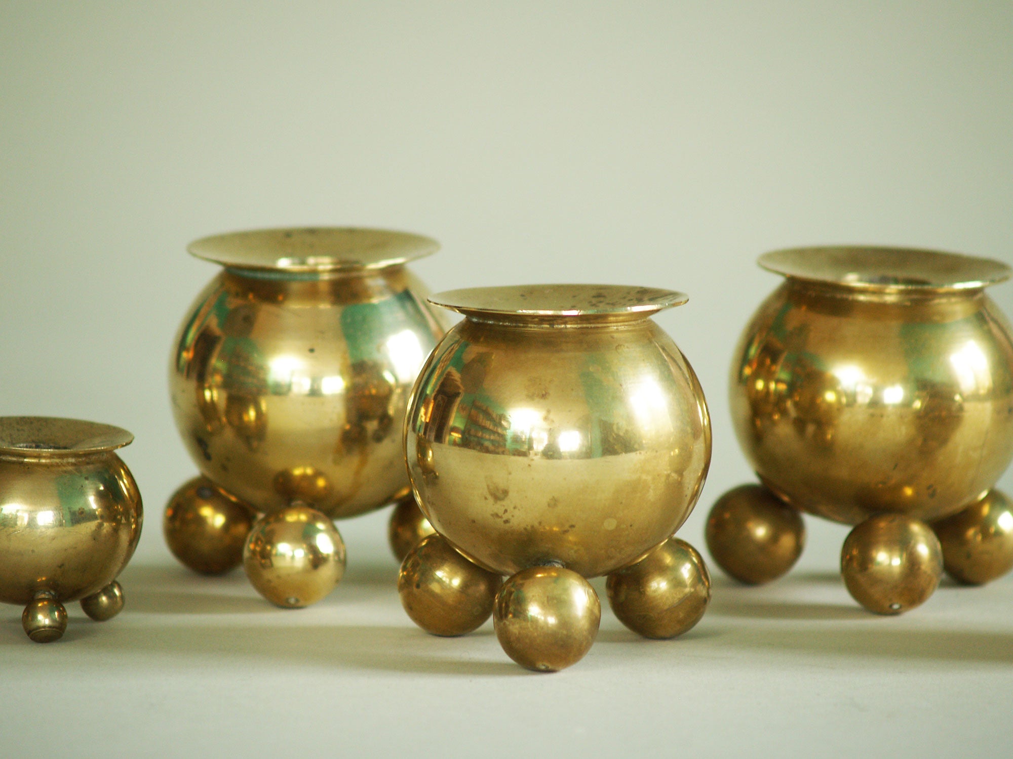 Suite de six bougeoirs par Gusum Bruk, Suède (vers 1900)..Set of six candle holders by Gusum Bruk, Sweden (circa 1900)