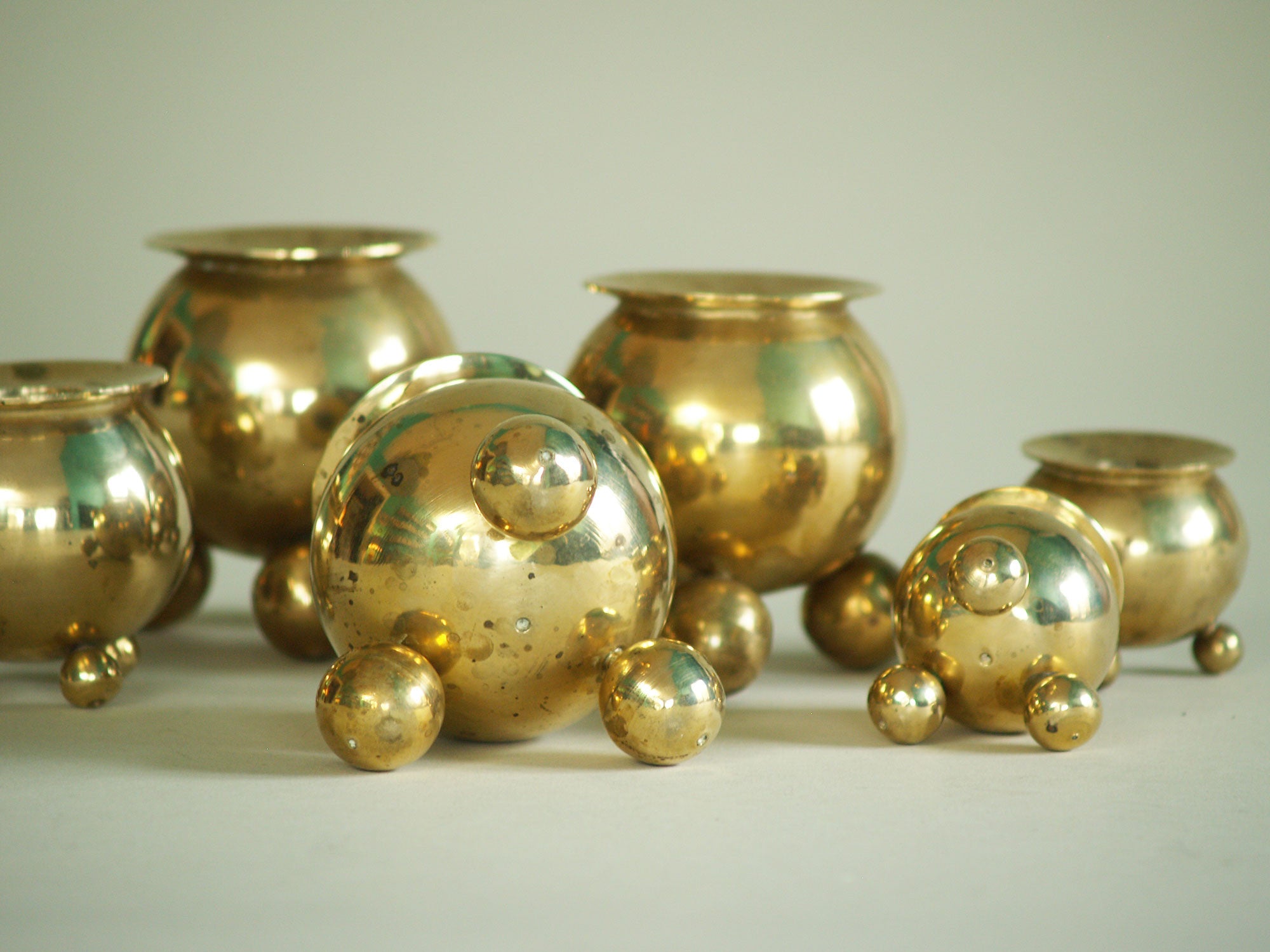 Suite de six bougeoirs par Gusum Bruk, Suède (vers 1900)..Set of six candle holders by Gusum Bruk, Sweden (circa 1900)