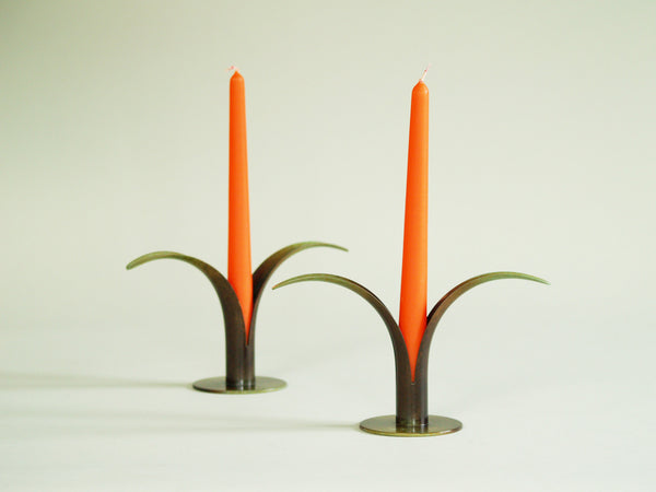 Paire de flambeaux Lily de Ivar Ålenius Björk pour Ystad Metall, Suède (1939)..Pair of Lily Candle holders by Ivar Ålenius Björk for Ystad Metall, Sweden (1939)