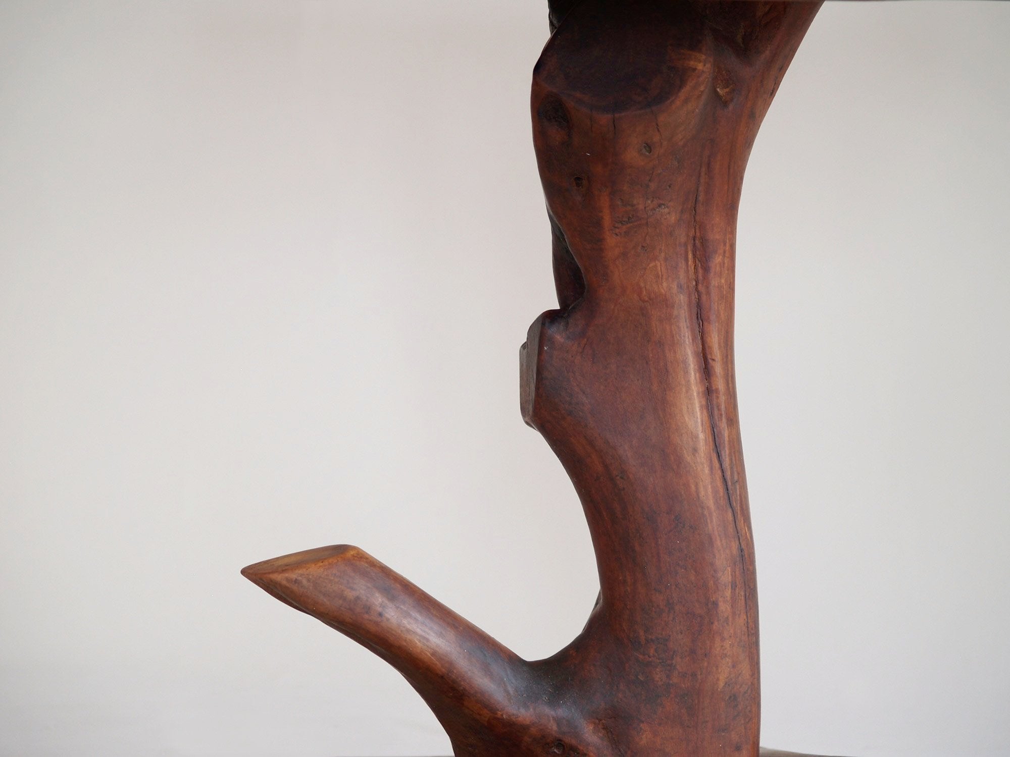 Guéridon "primitiviste" en bois sculpté et céramique par Pol, France (vers 1960).."Primitivist" occasionnal coffee table by Pol, France (circa 1960)