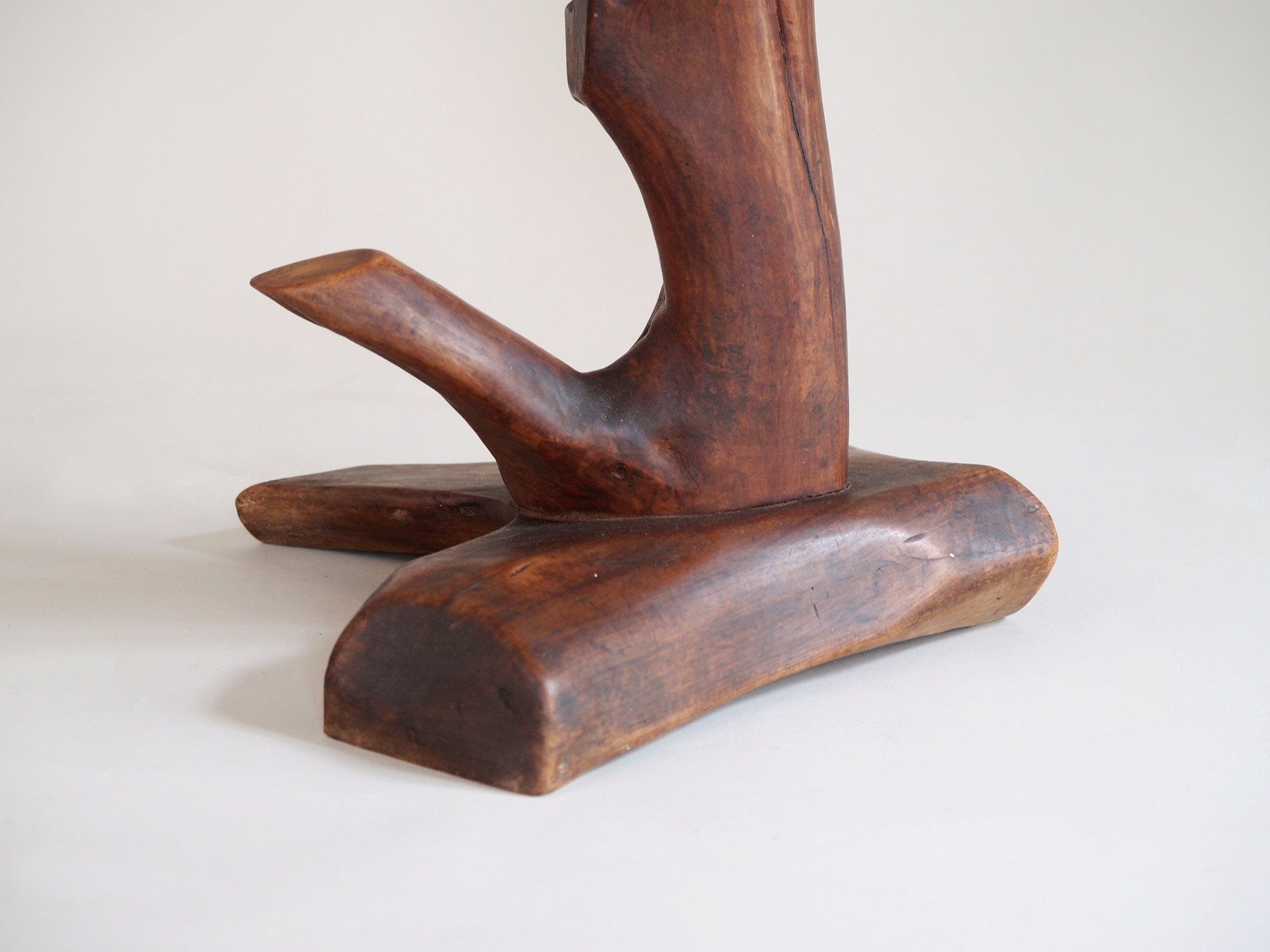 Guéridon "primitiviste" en bois sculpté et céramique par Pol, France (vers 1960).."Primitivist" occasionnal coffee table by Pol, France (circa 1960)